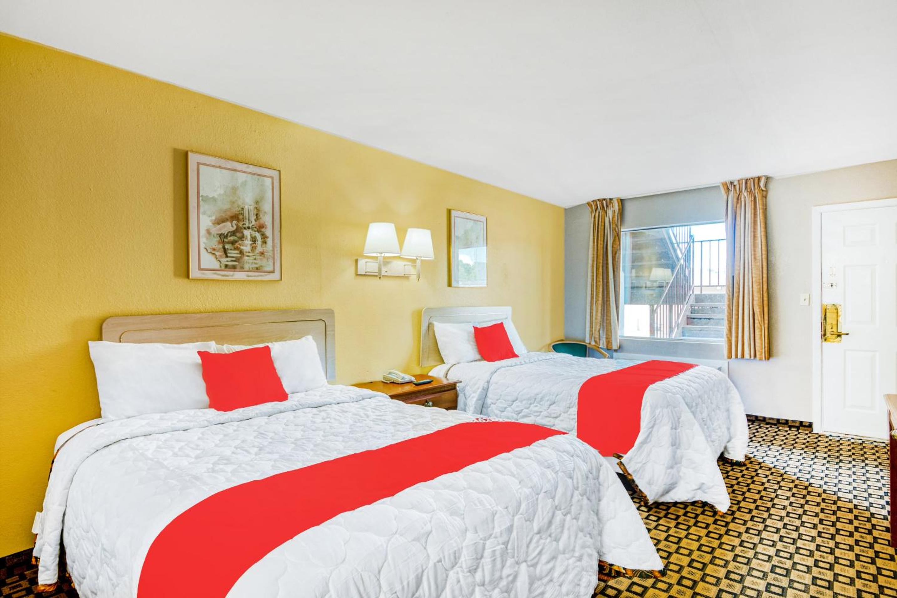 Quadruple Room - Non-Smoking - Photo 2