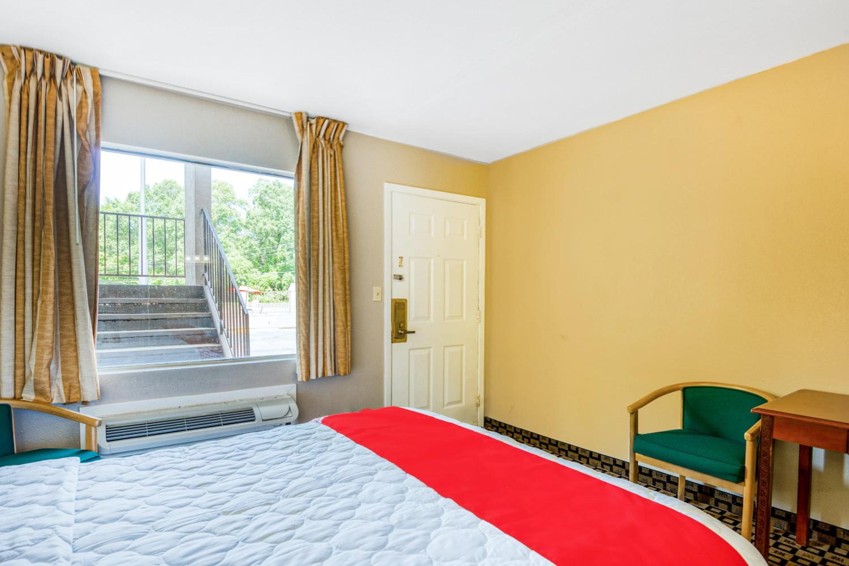 Quadruple Room - Non-Smoking - Photo 4