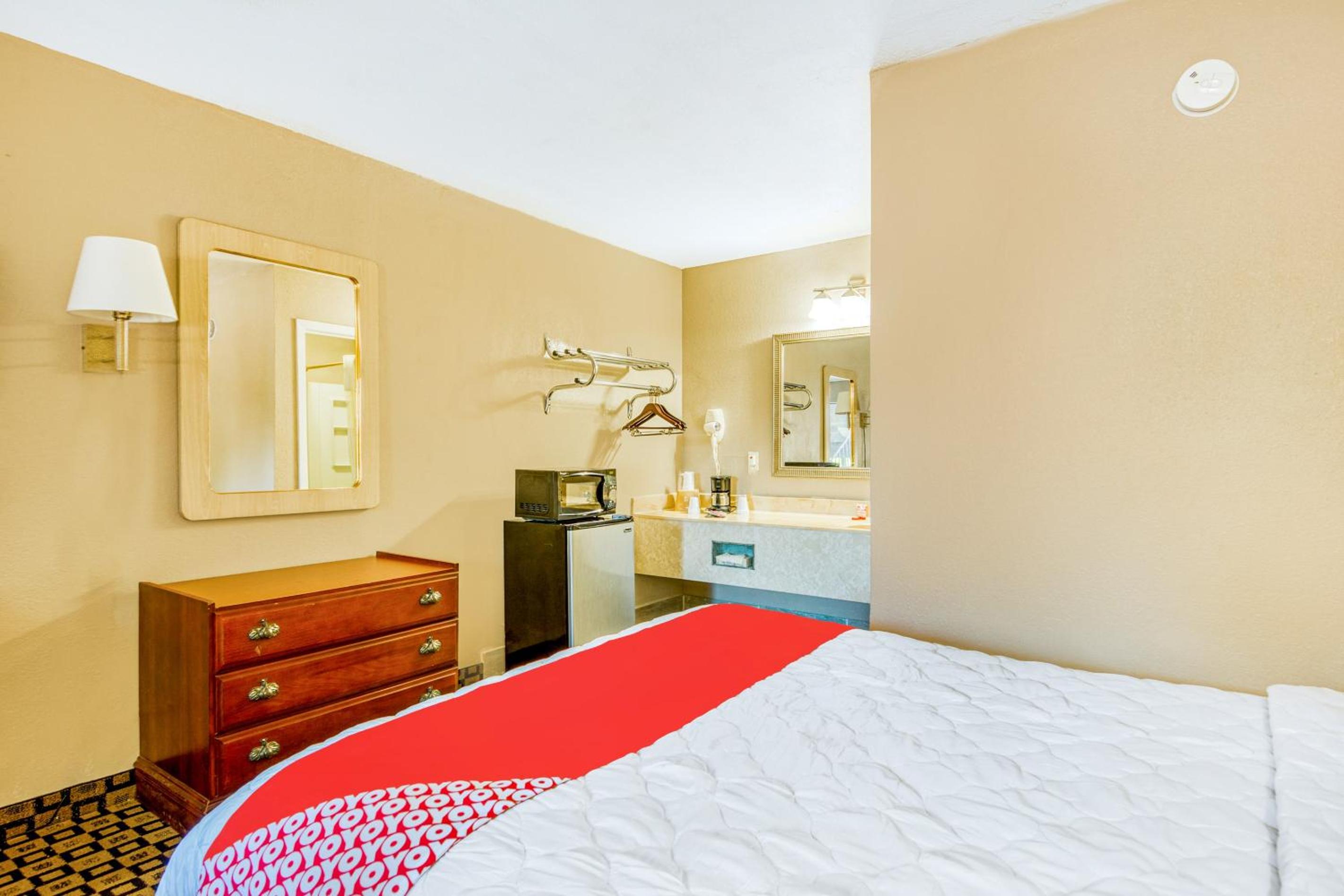 Quadruple Room - Non-Smoking - Photo 5