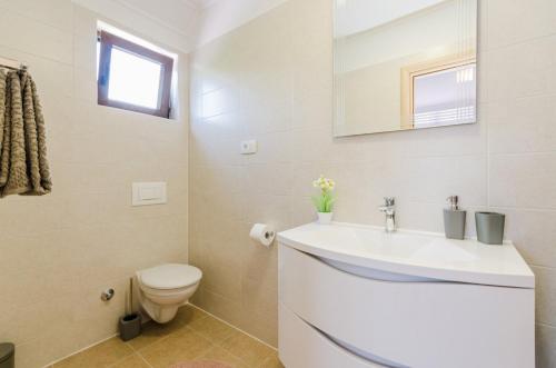 Four-Bedroom House photo 3