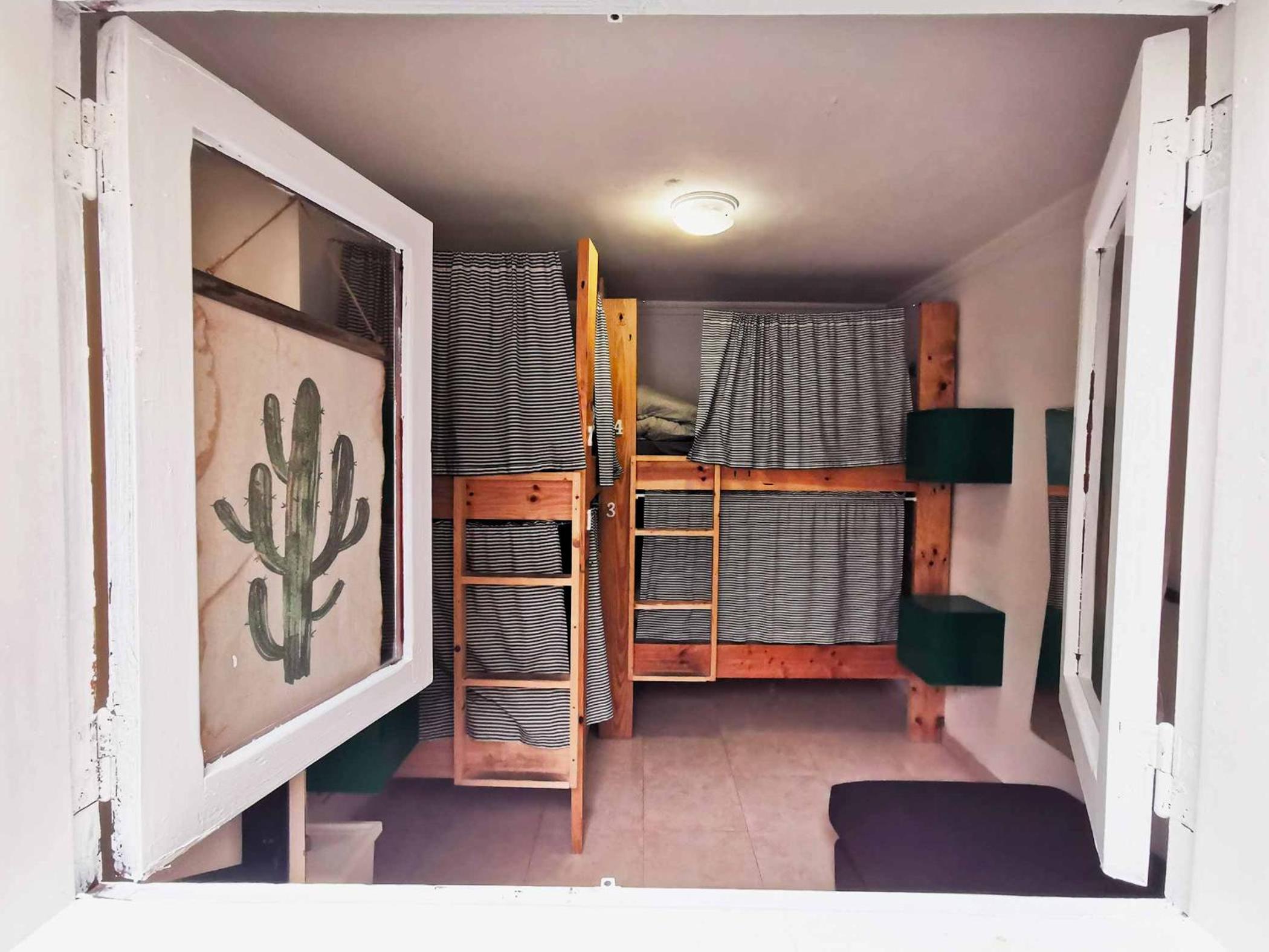 Cama en Habitación Compartida Femenina de 6 Camas