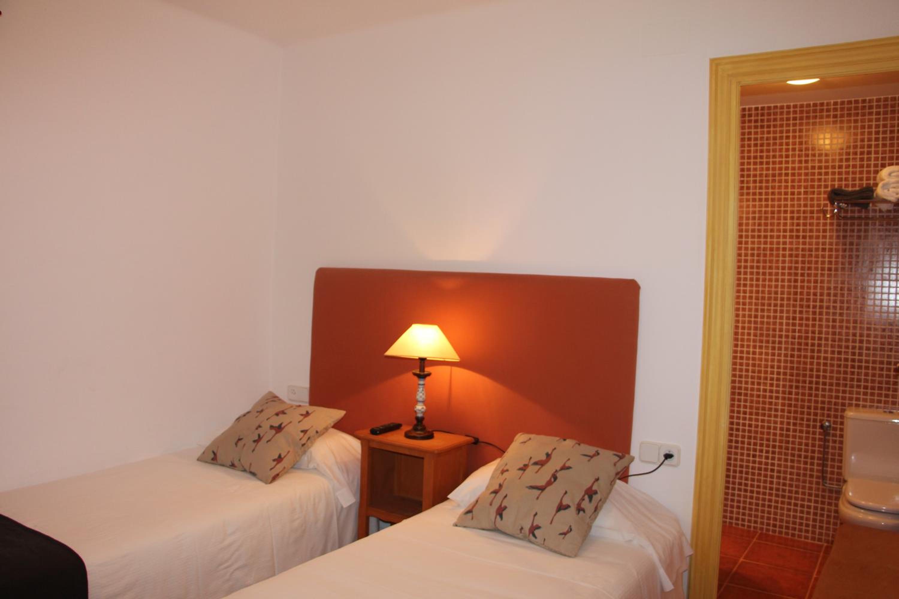 Quadruple Room with Private Bathroom photo 3
