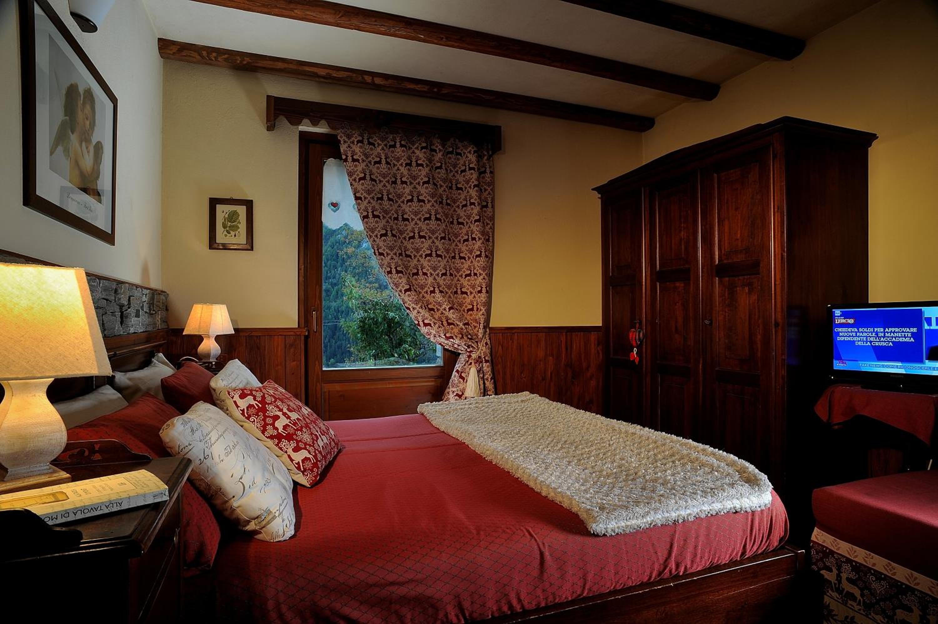 Deluxe Suite with Spa Bath photo 3