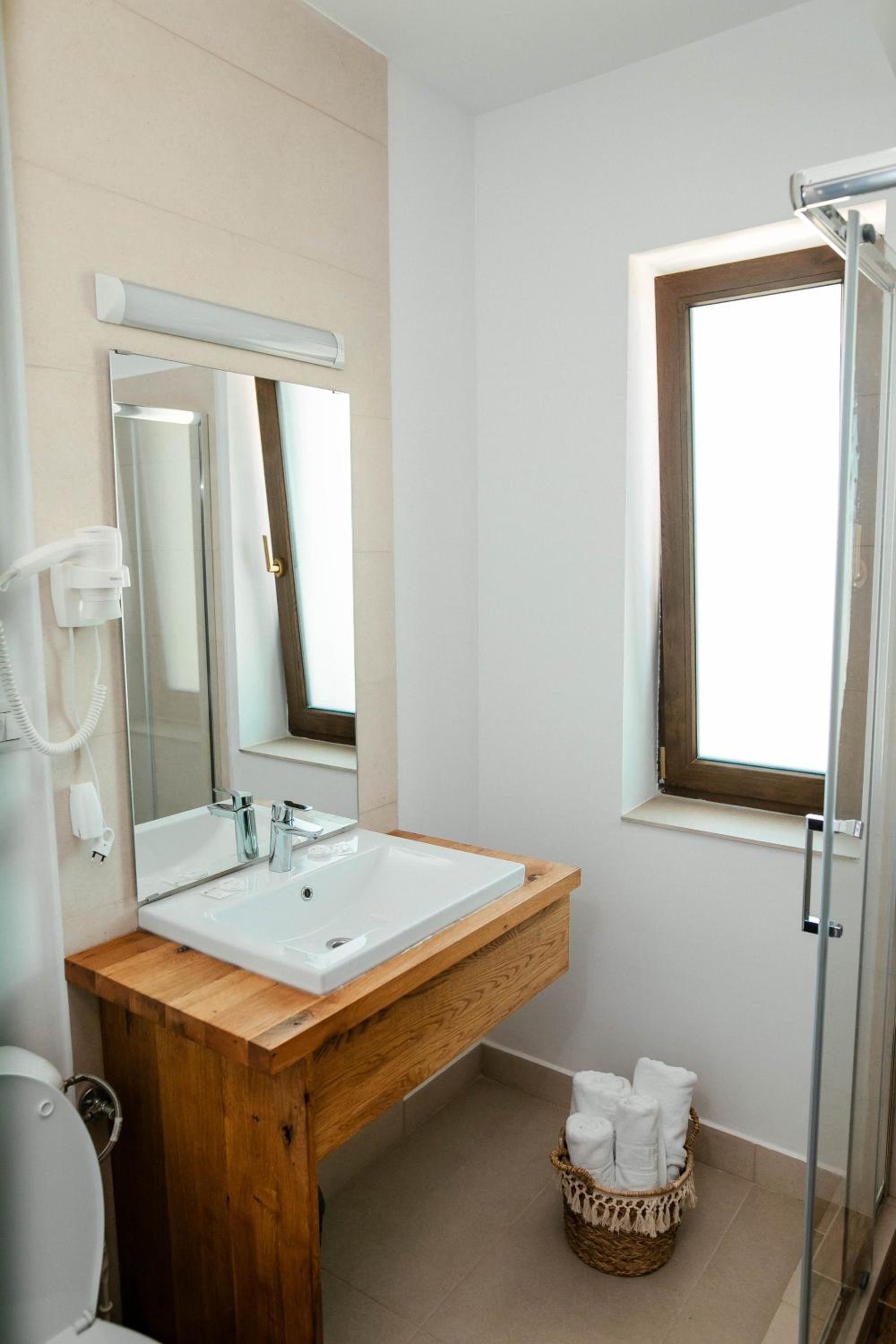Deluxe Double Room with Balcony photo 3