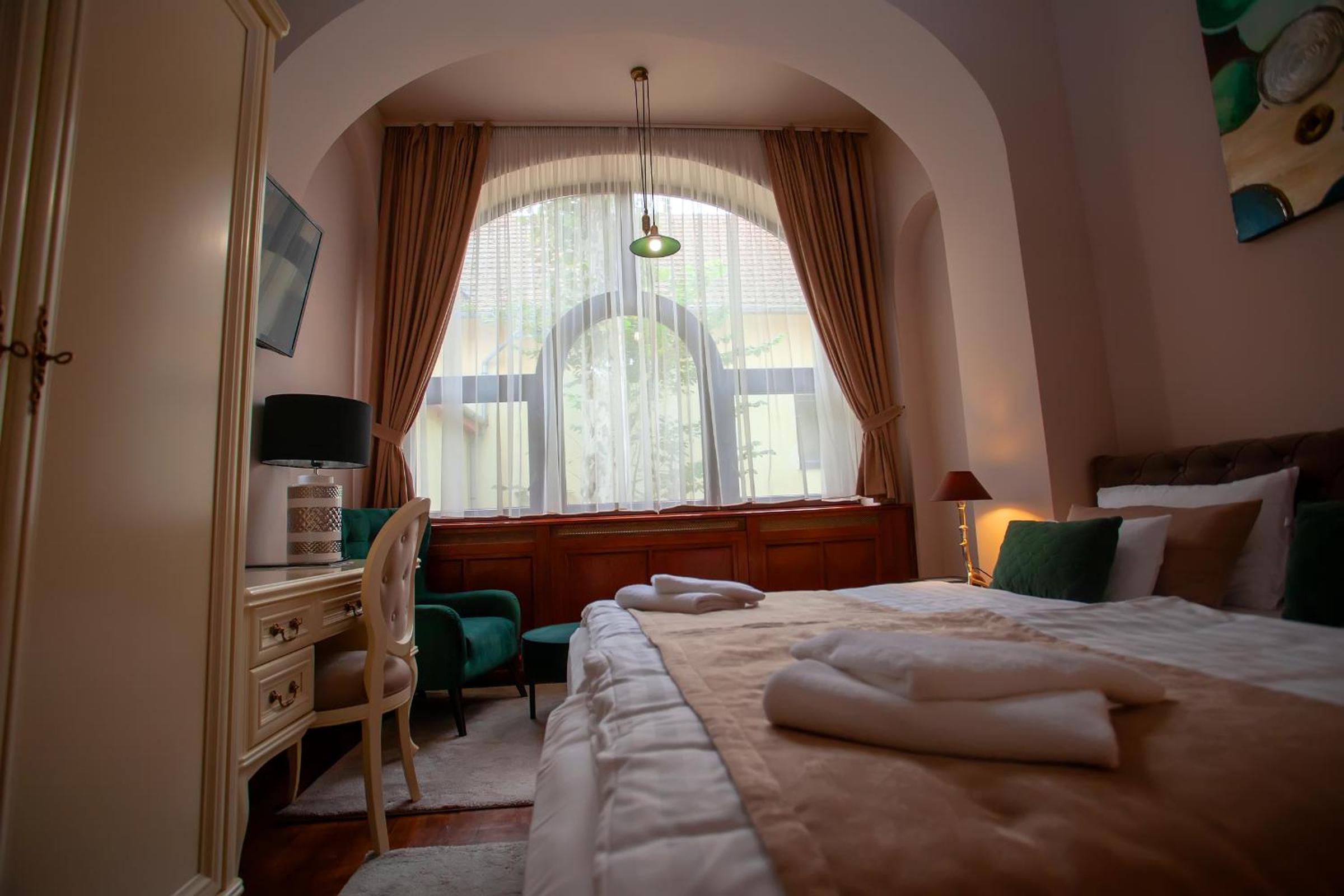 Standard Double or Twin Room - Photo 13