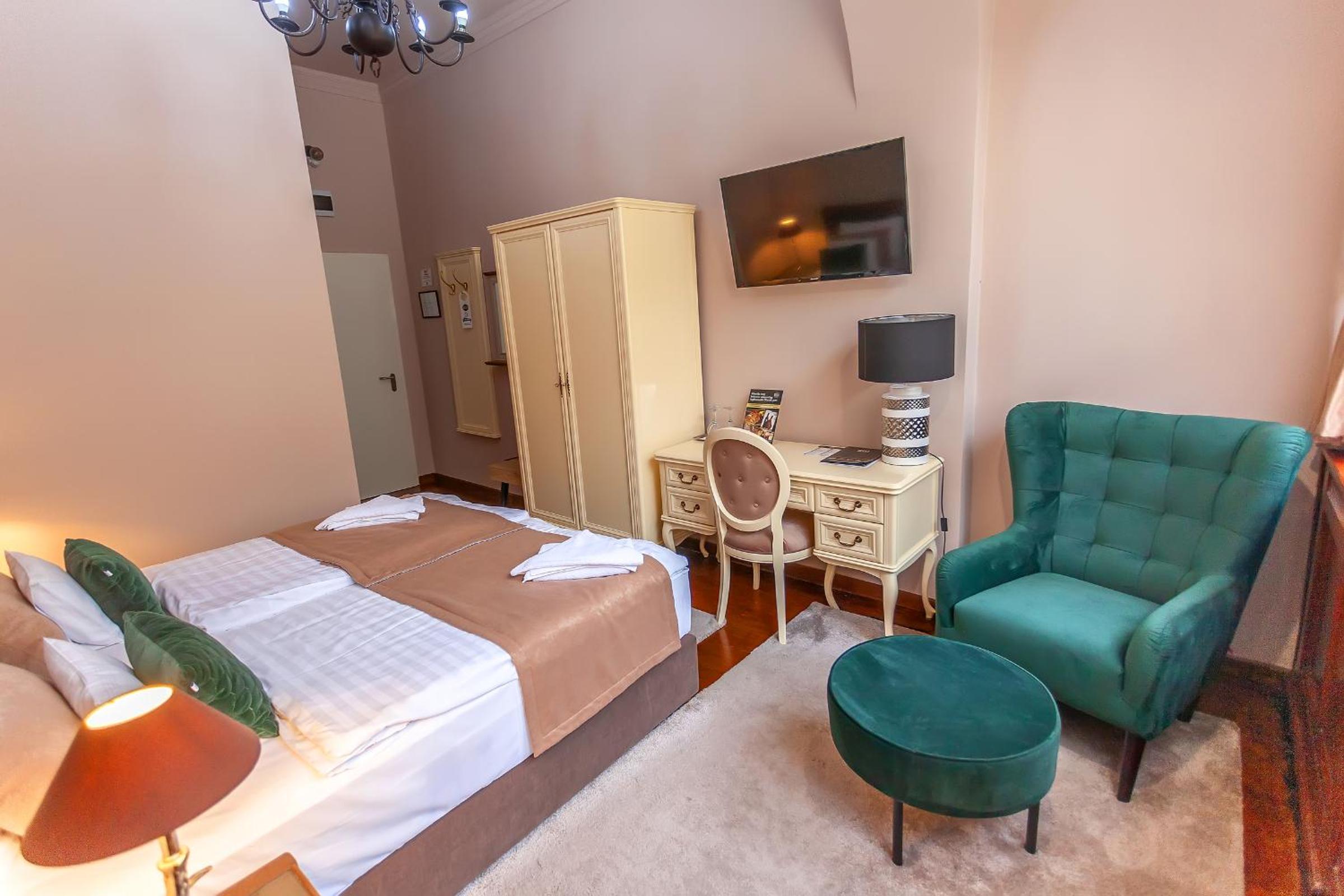 Standard Double or Twin Room - Photo 14