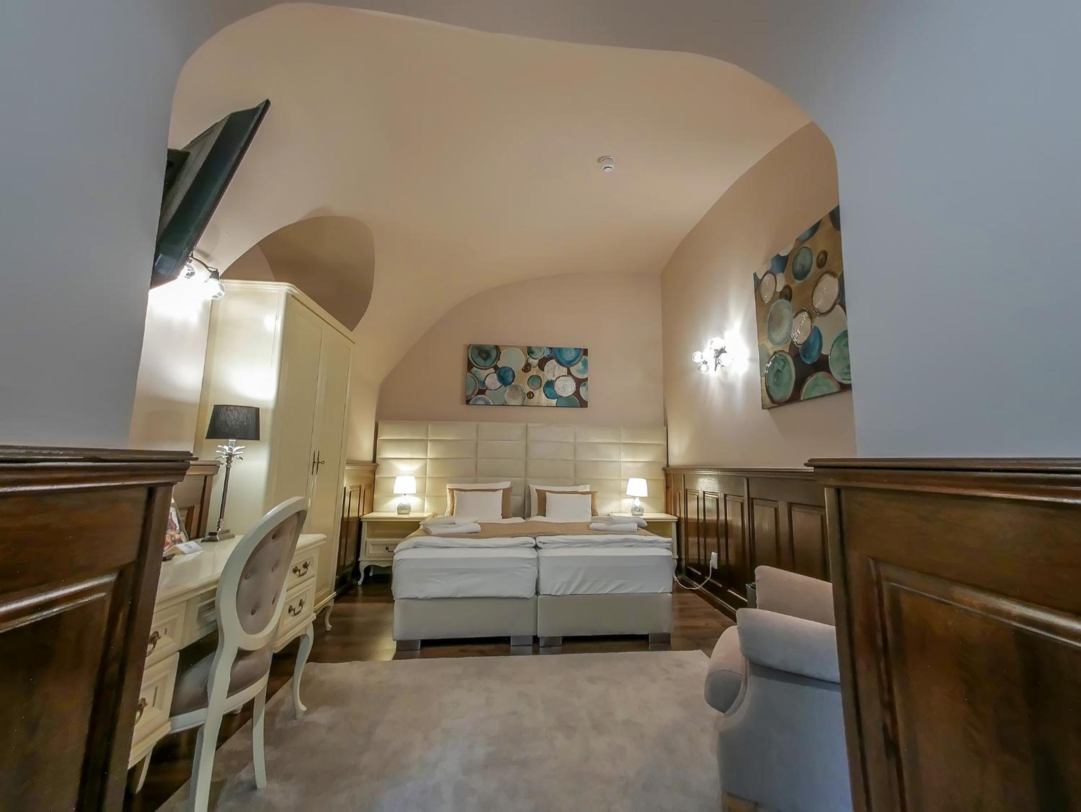 Standard Double or Twin Room - Photo 8