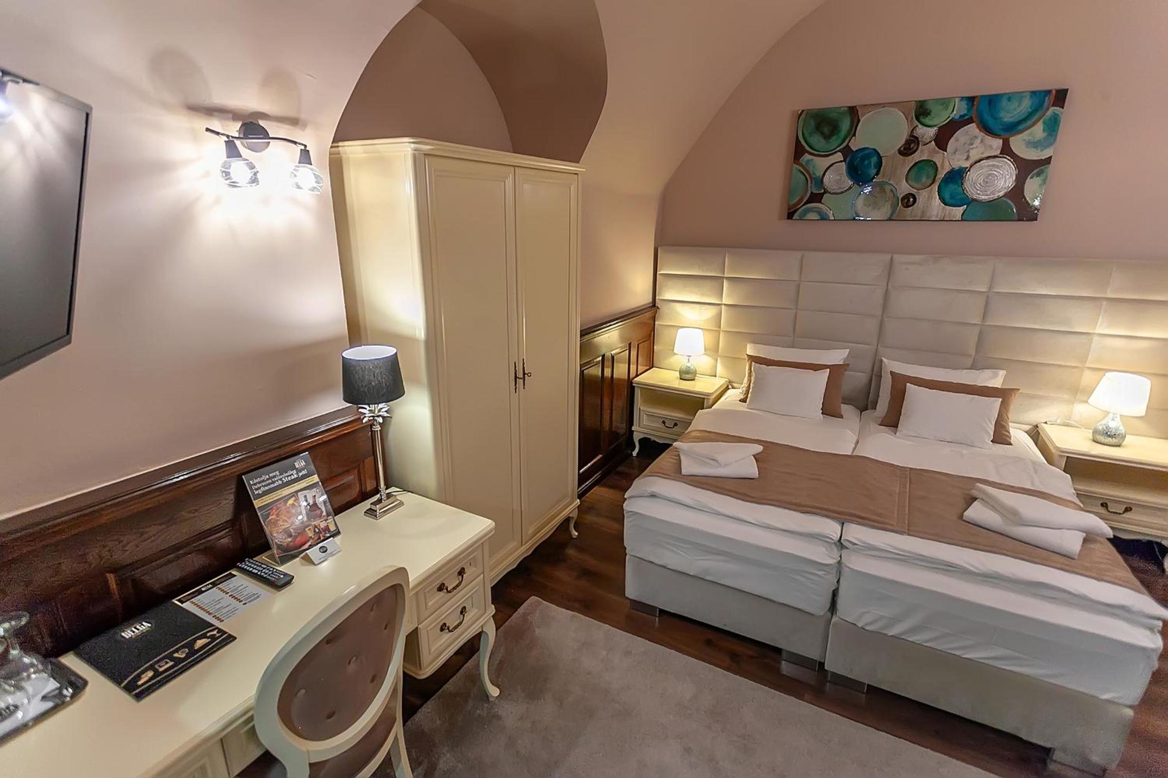 Standard Double or Twin Room - Photo 9