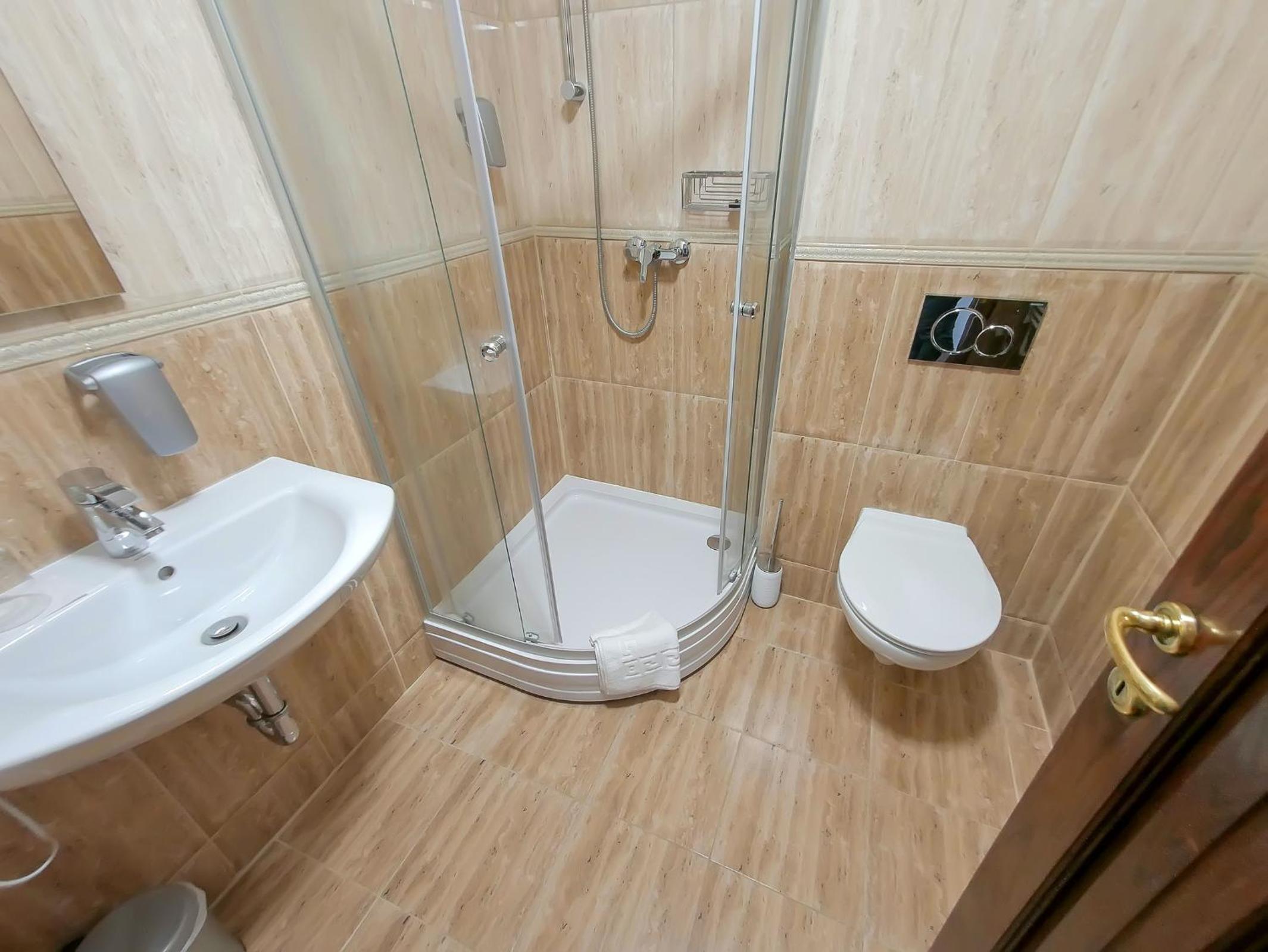 Standard Double or Twin Room - Photo 4