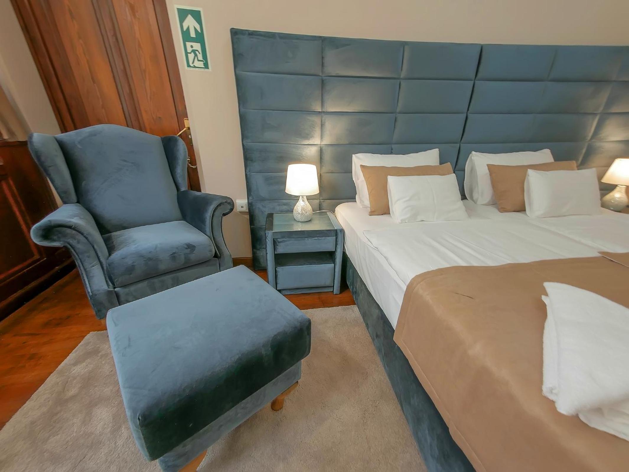 Standard Double or Twin Room - Photo 11