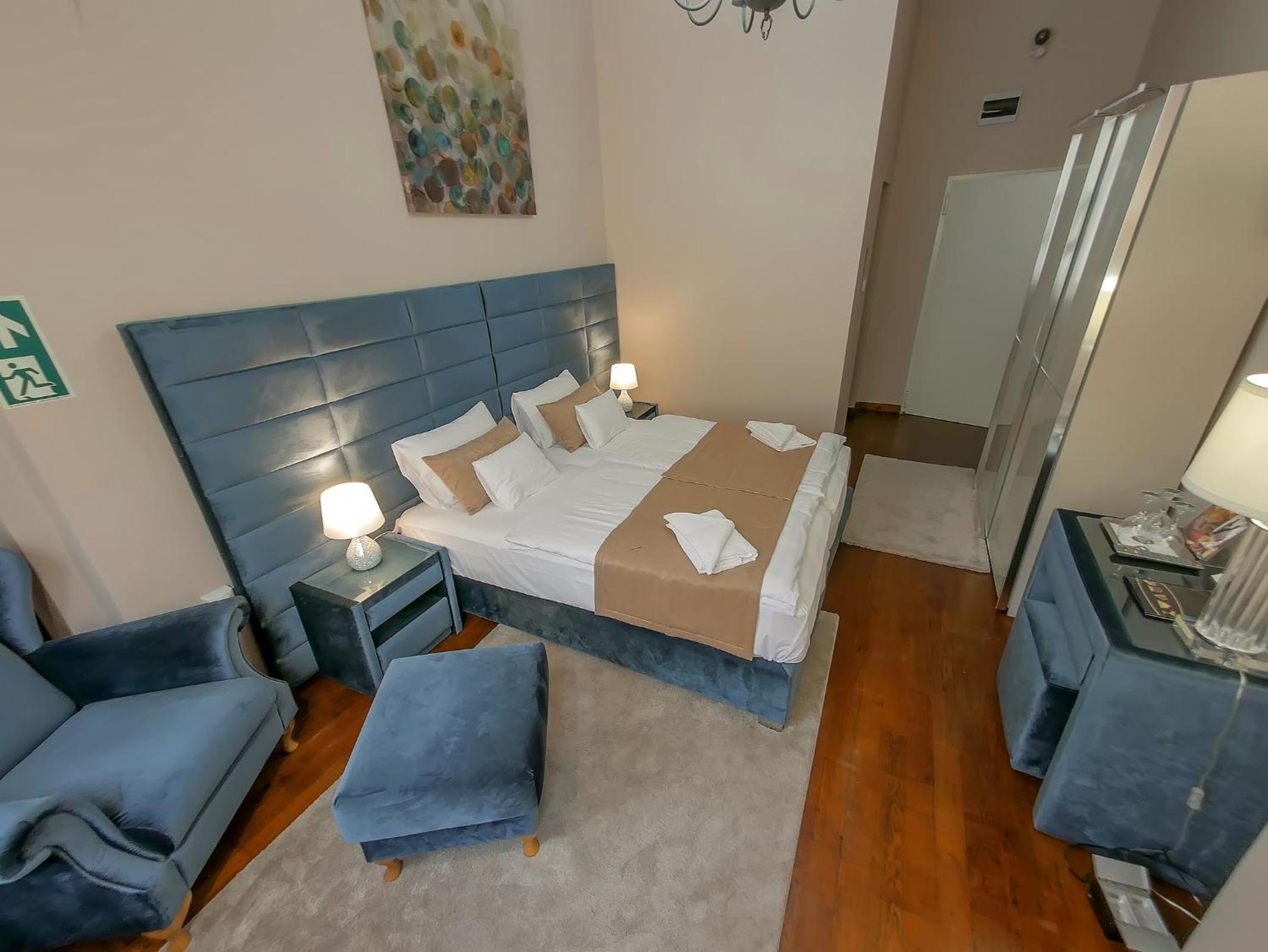 Standard Double or Twin Room - Photo 12