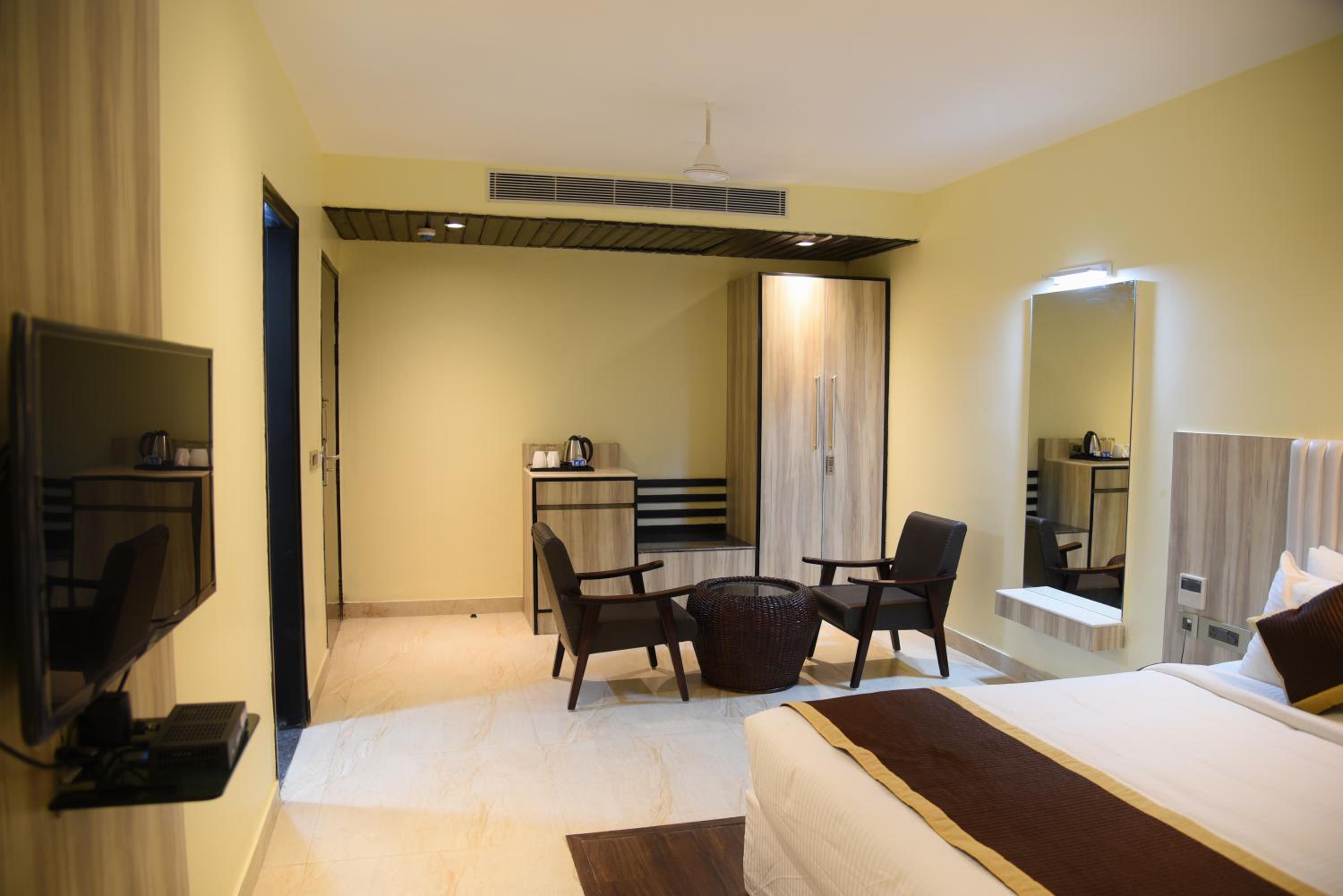 Deluxe Room - Photo 35