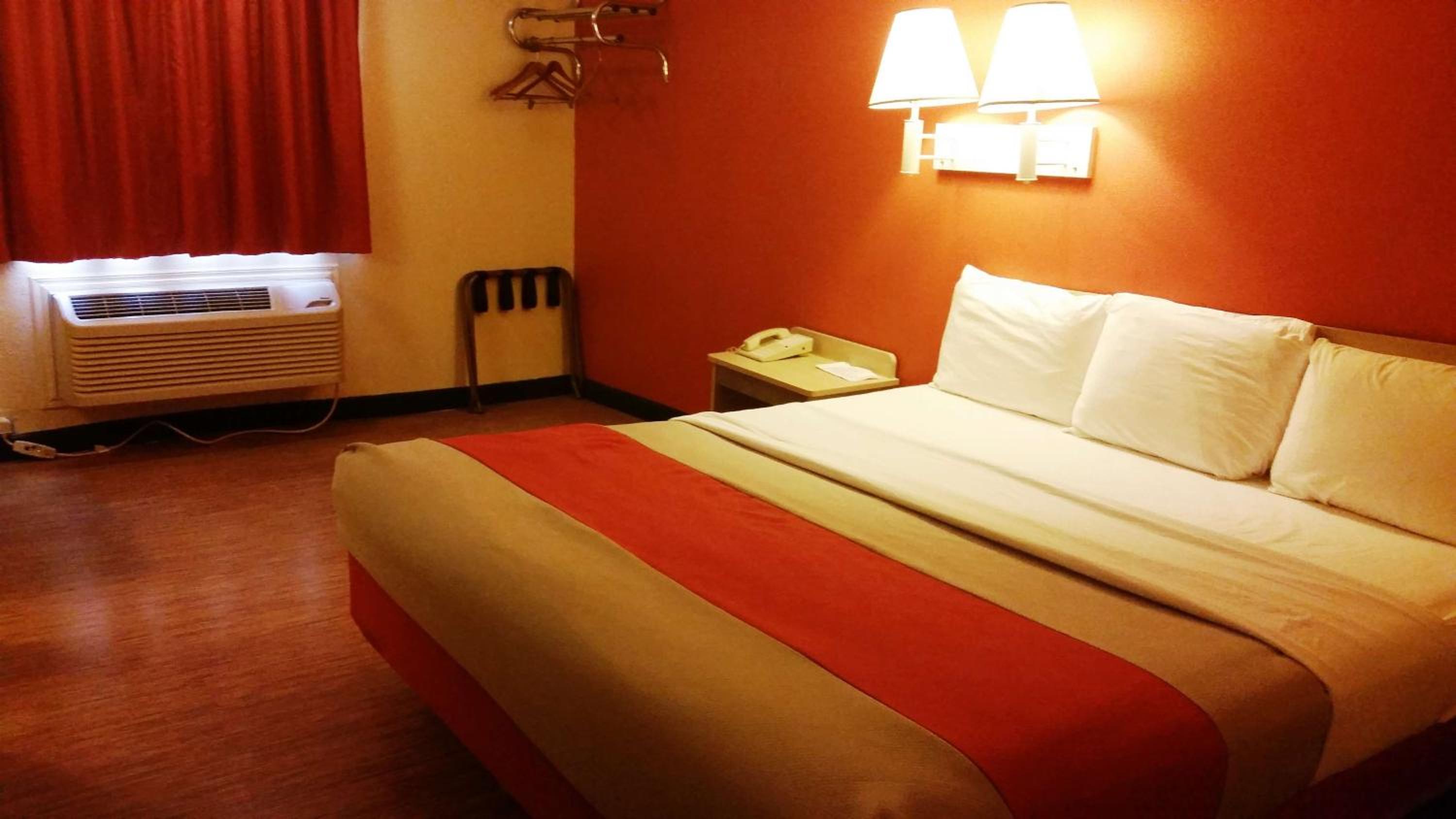 King Room - Non-Smoking - Photo 2