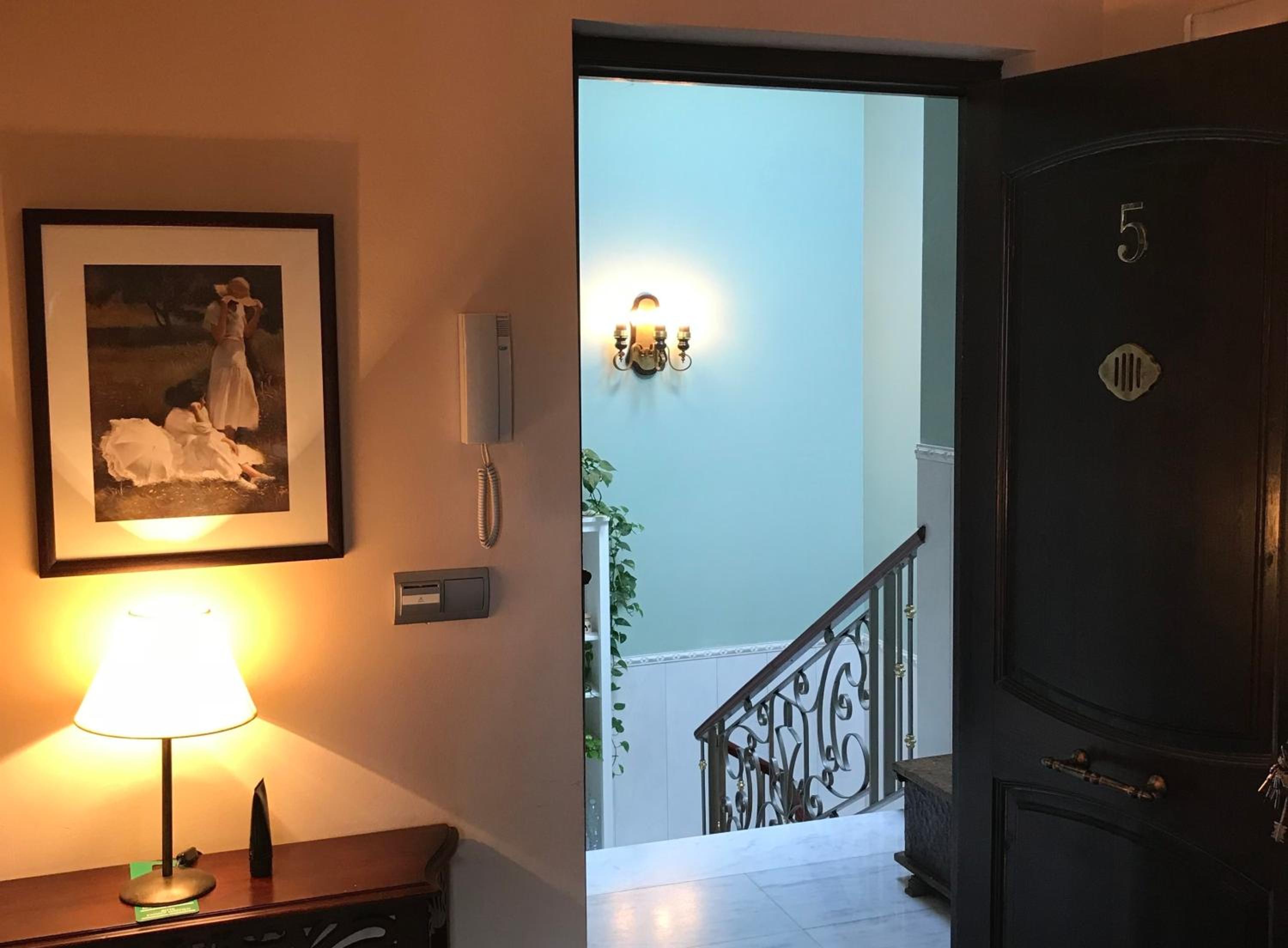 One-Bedroom Suite - Photo 3