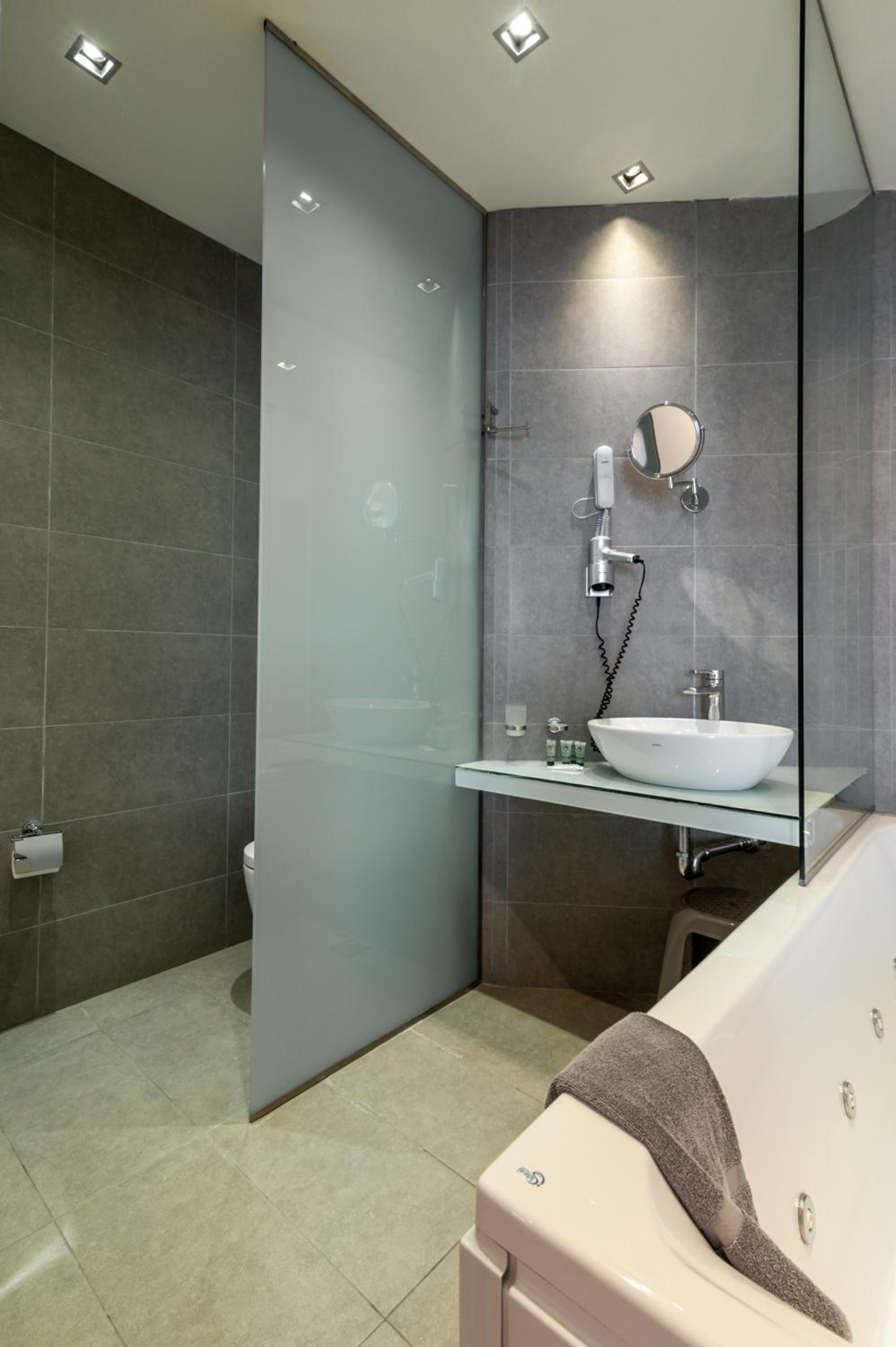 Executive Suite - Photo 15