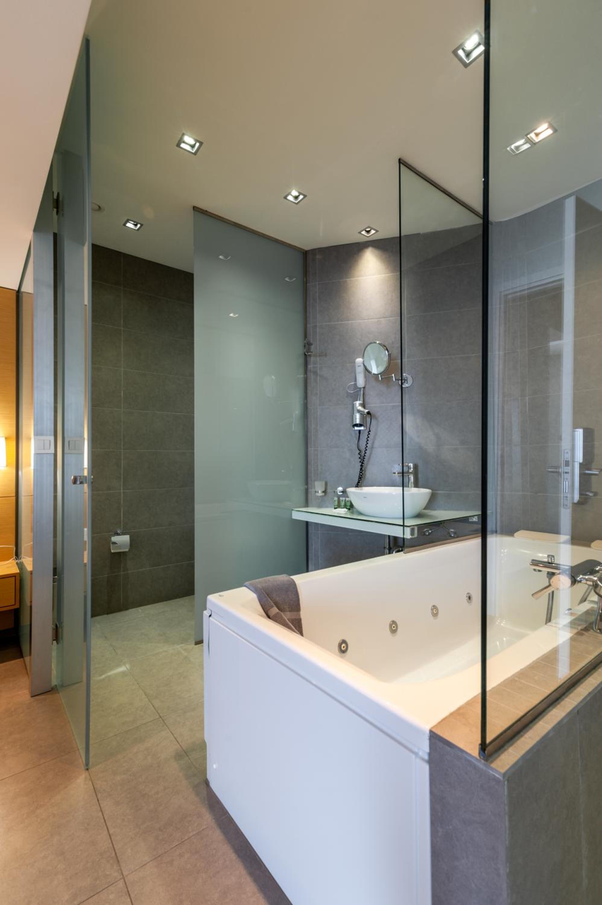 Executive Suite - Photo 2
