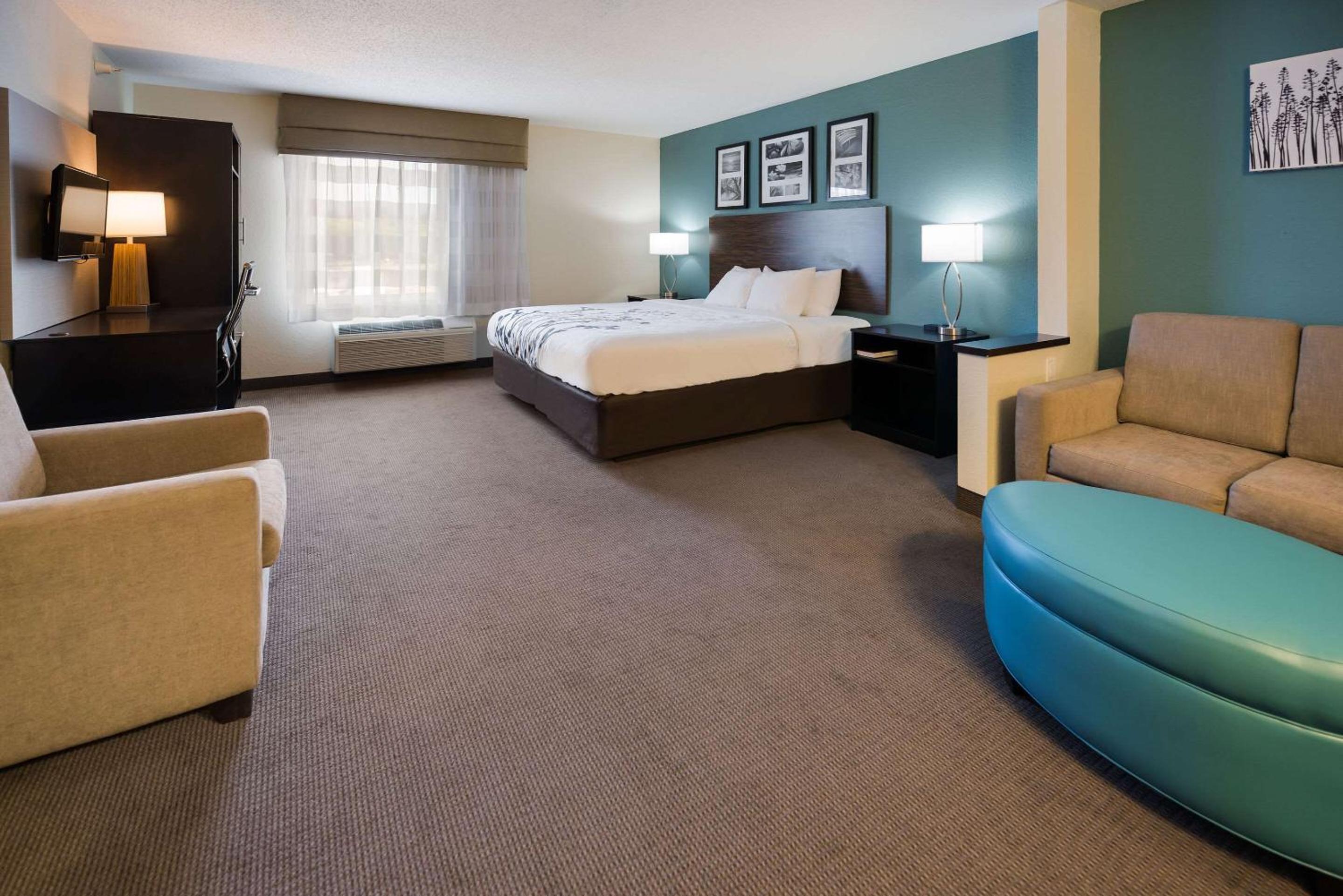 King Suite - Non-Smoking - Photo 2