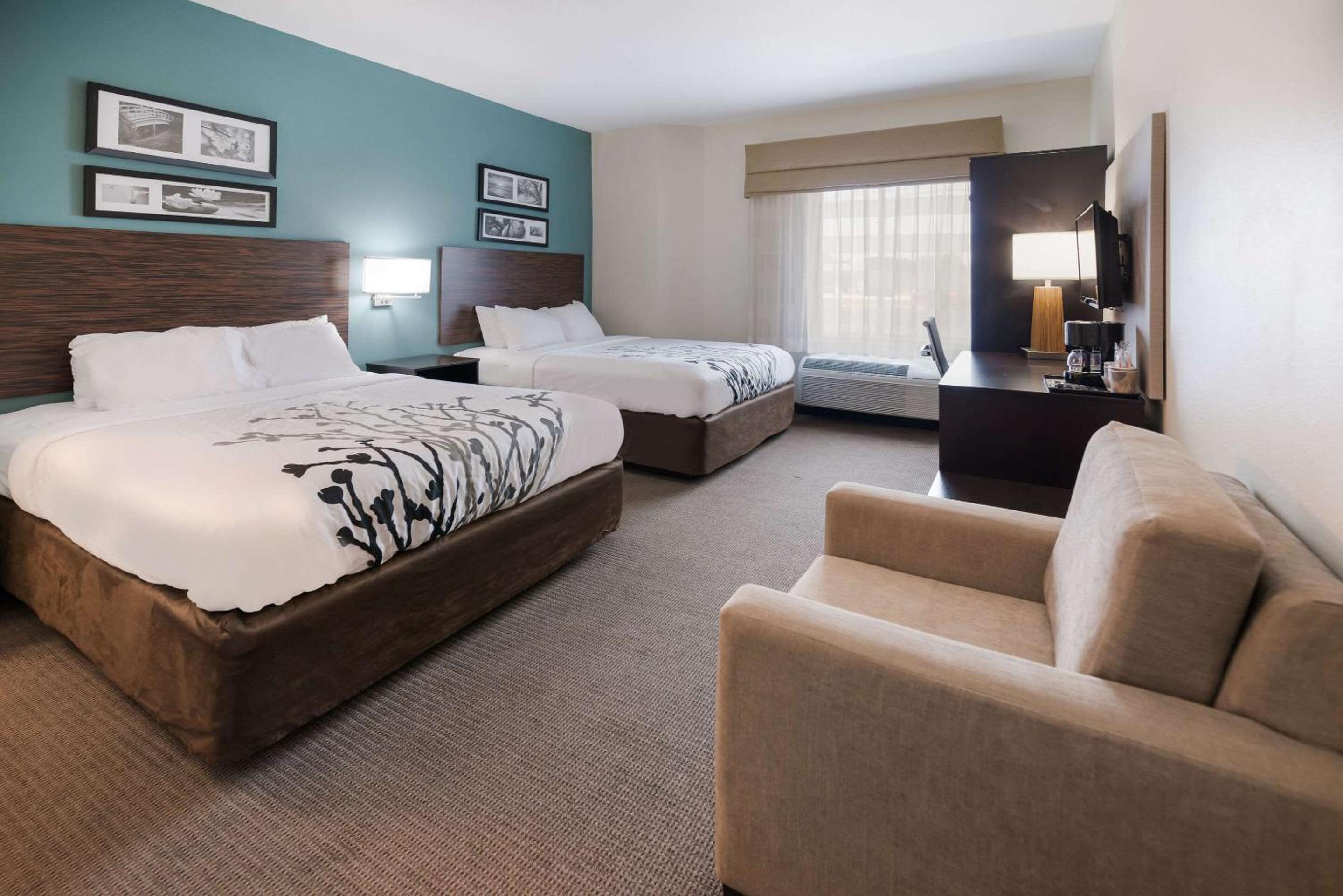 Queen Room with Two Queen Beds - Non-Smoking - Photo 1