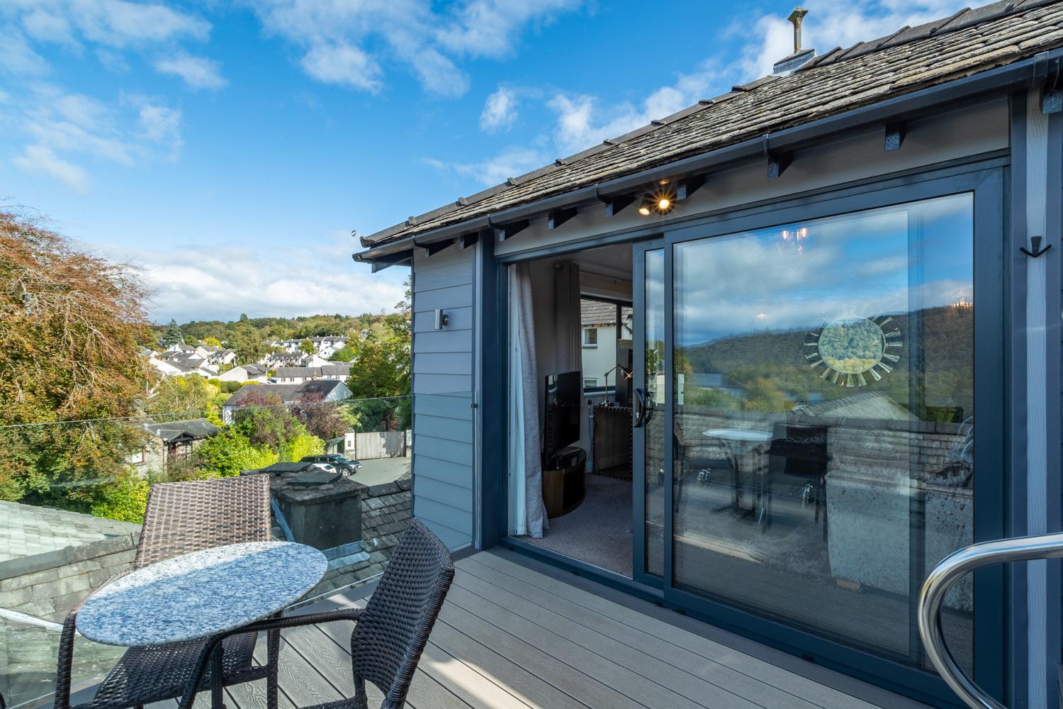 Penthouse Suite with Roof-Top Hot Tub - Photo 4