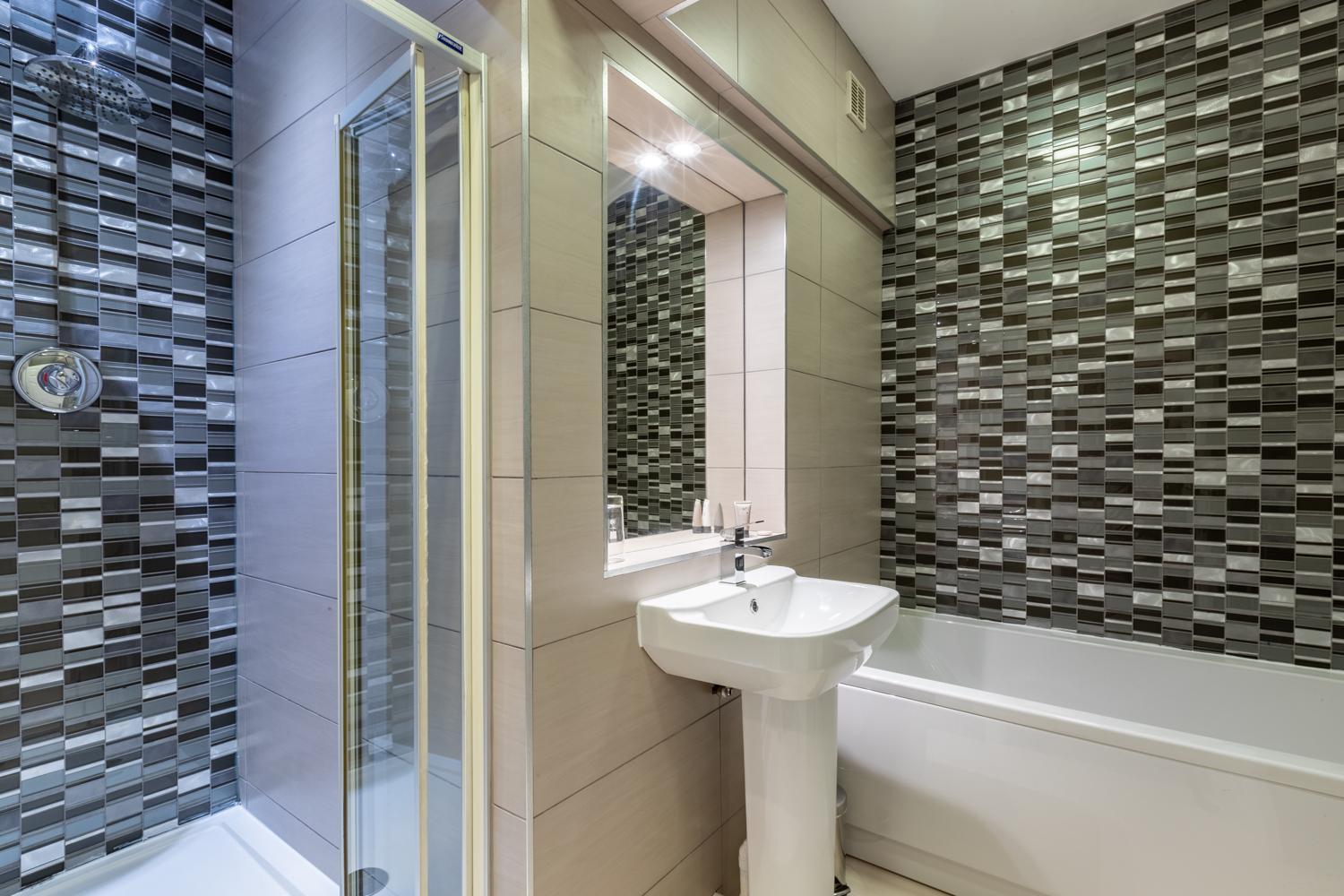 Penthouse Suite with Roof-Top Hot Tub - Photo 6