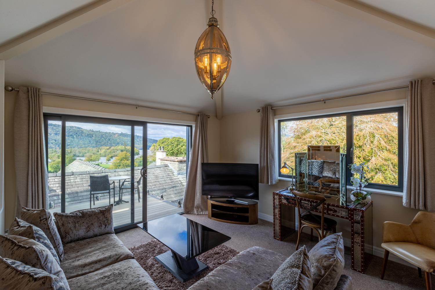 Penthouse Suite with Roof-Top Hot Tub - Photo 3