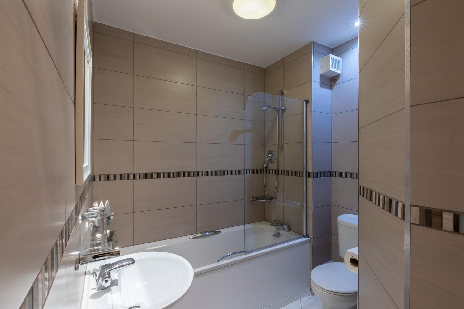 Double Room with Hot Tub - Photo 7