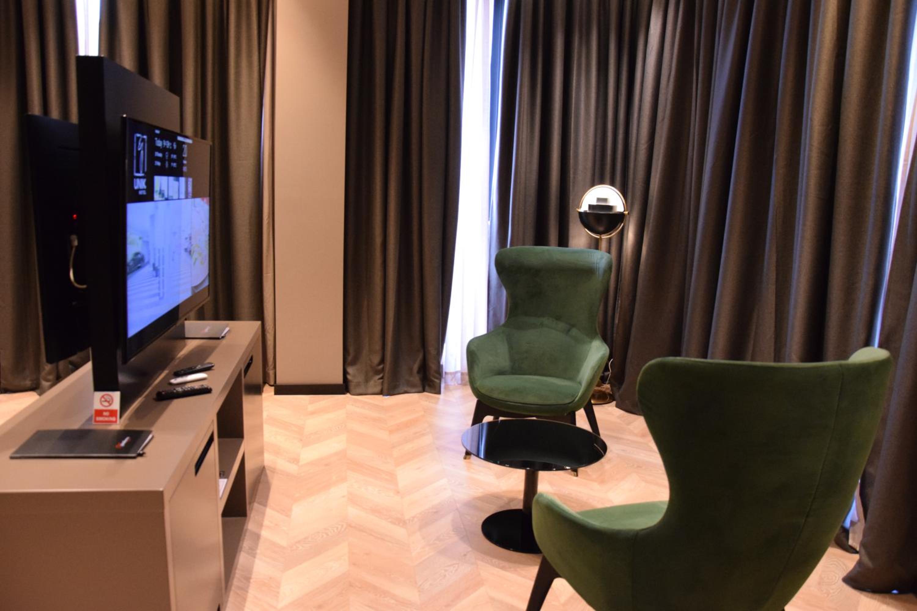 Deluxe King Suite