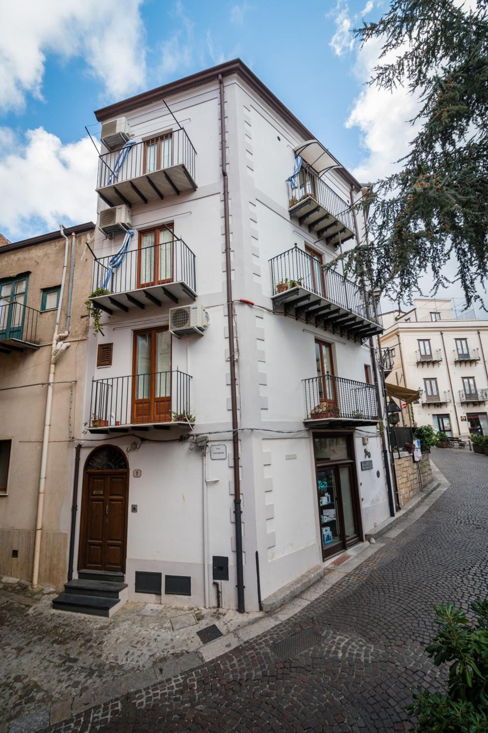 Studio with Balcony - Photo 8