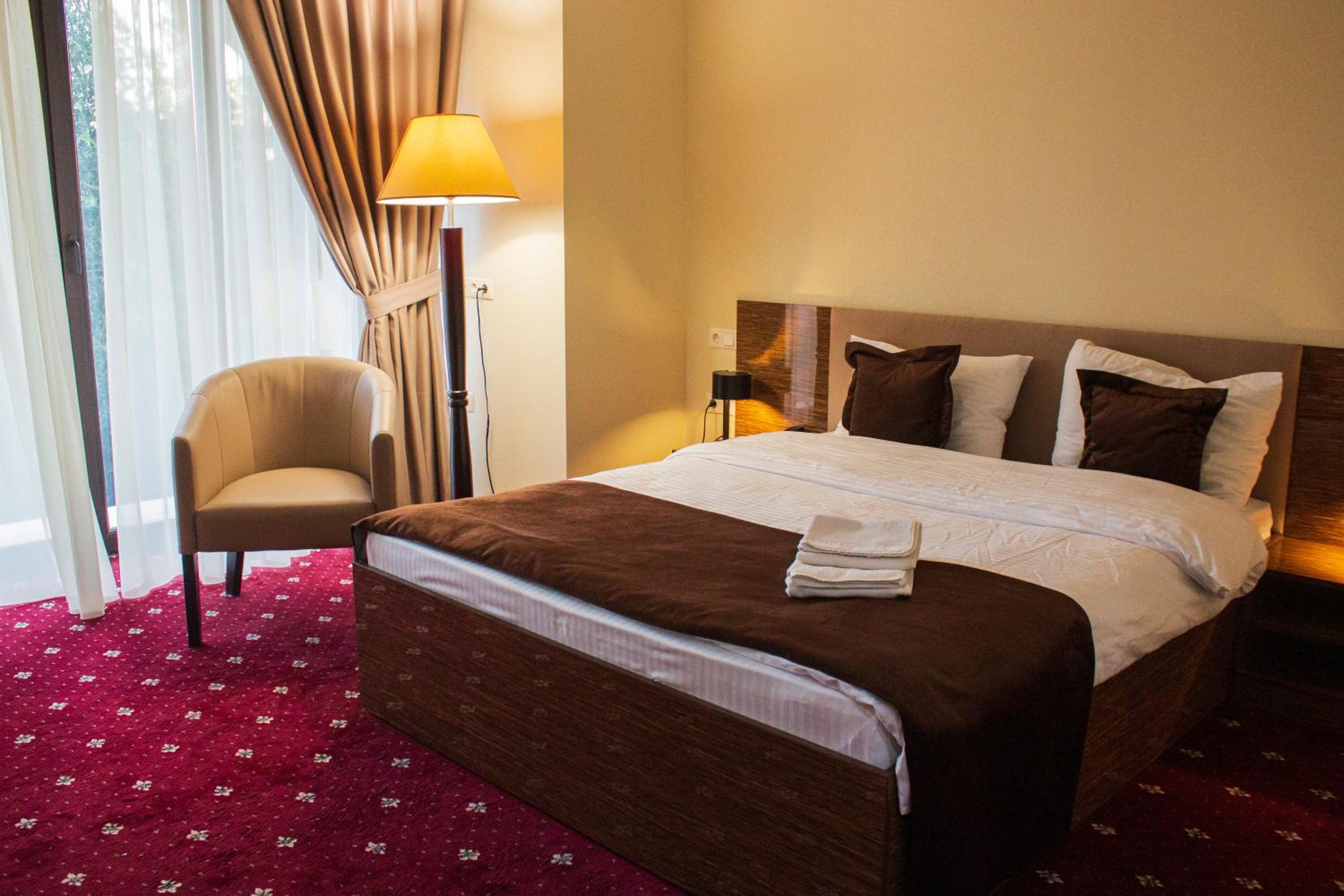Standard Queen Room