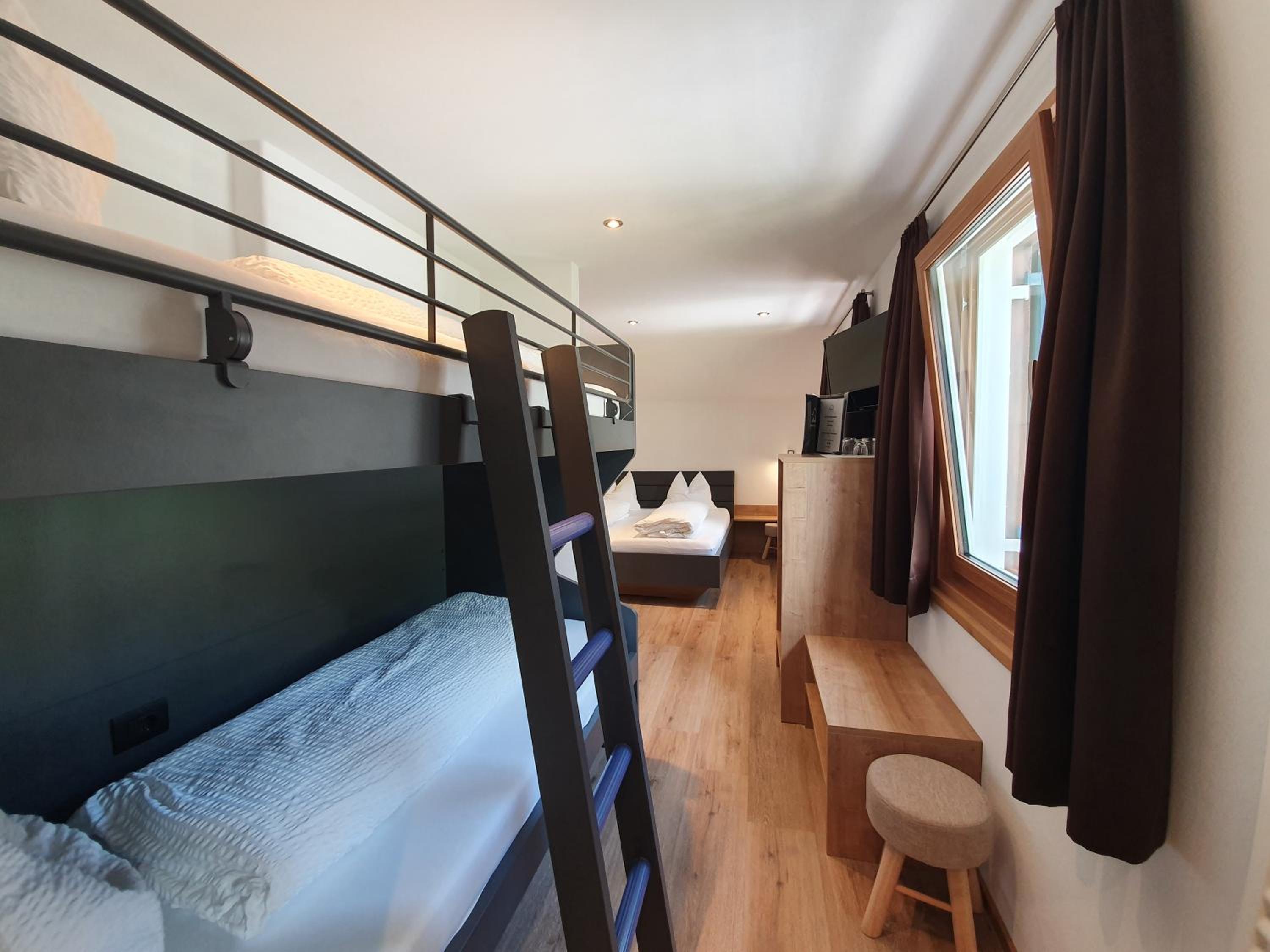 Quadruple Room with Private Bathroom - Photo 2