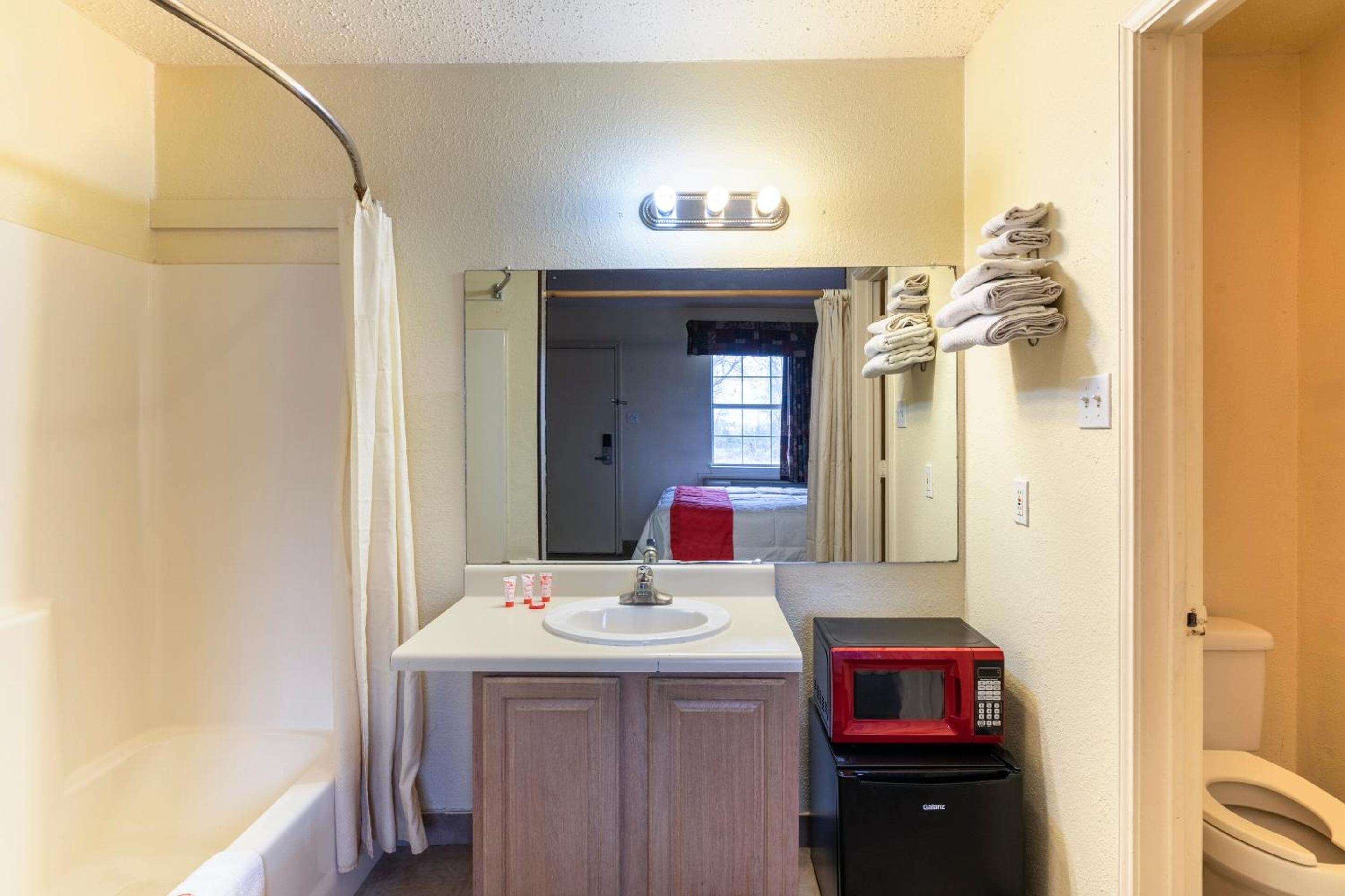 Queen Room - Photo 9