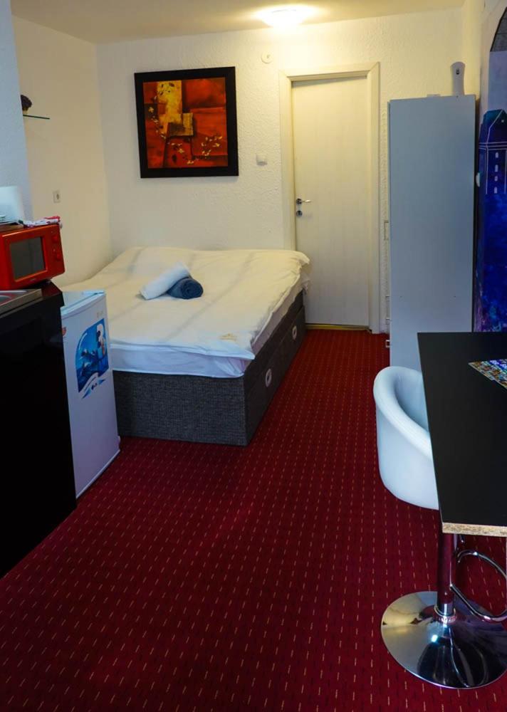 One-Bedroom Apartment - Photo 1