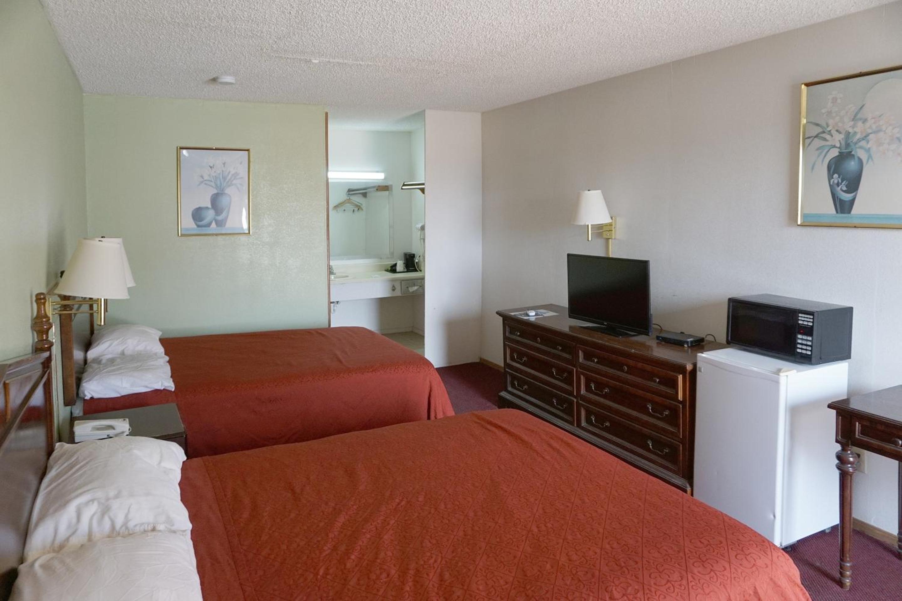 Queen Bed Non-Smoking photo 3