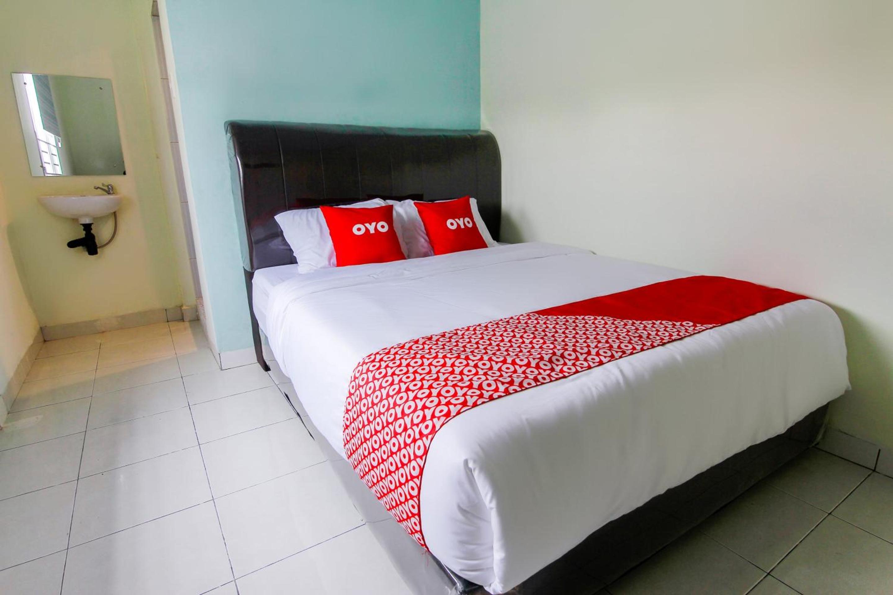 Standard King Room - Photo 15