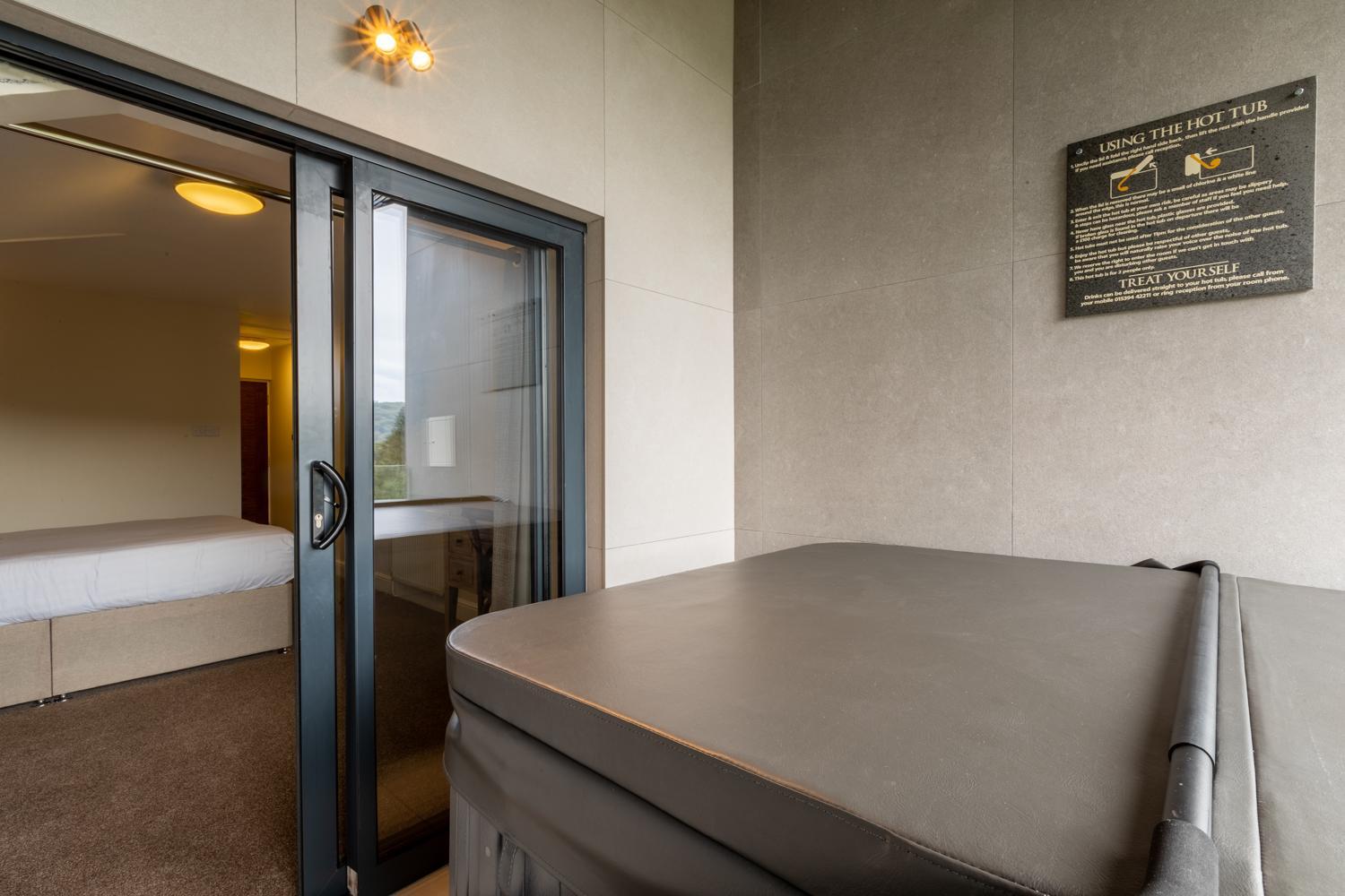 Small Double Room with Hot Tub - Photo 3