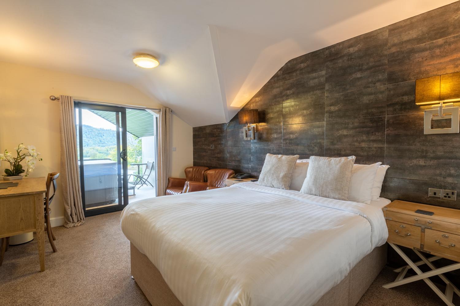 Small Double Room with Hot Tub - Photo 1