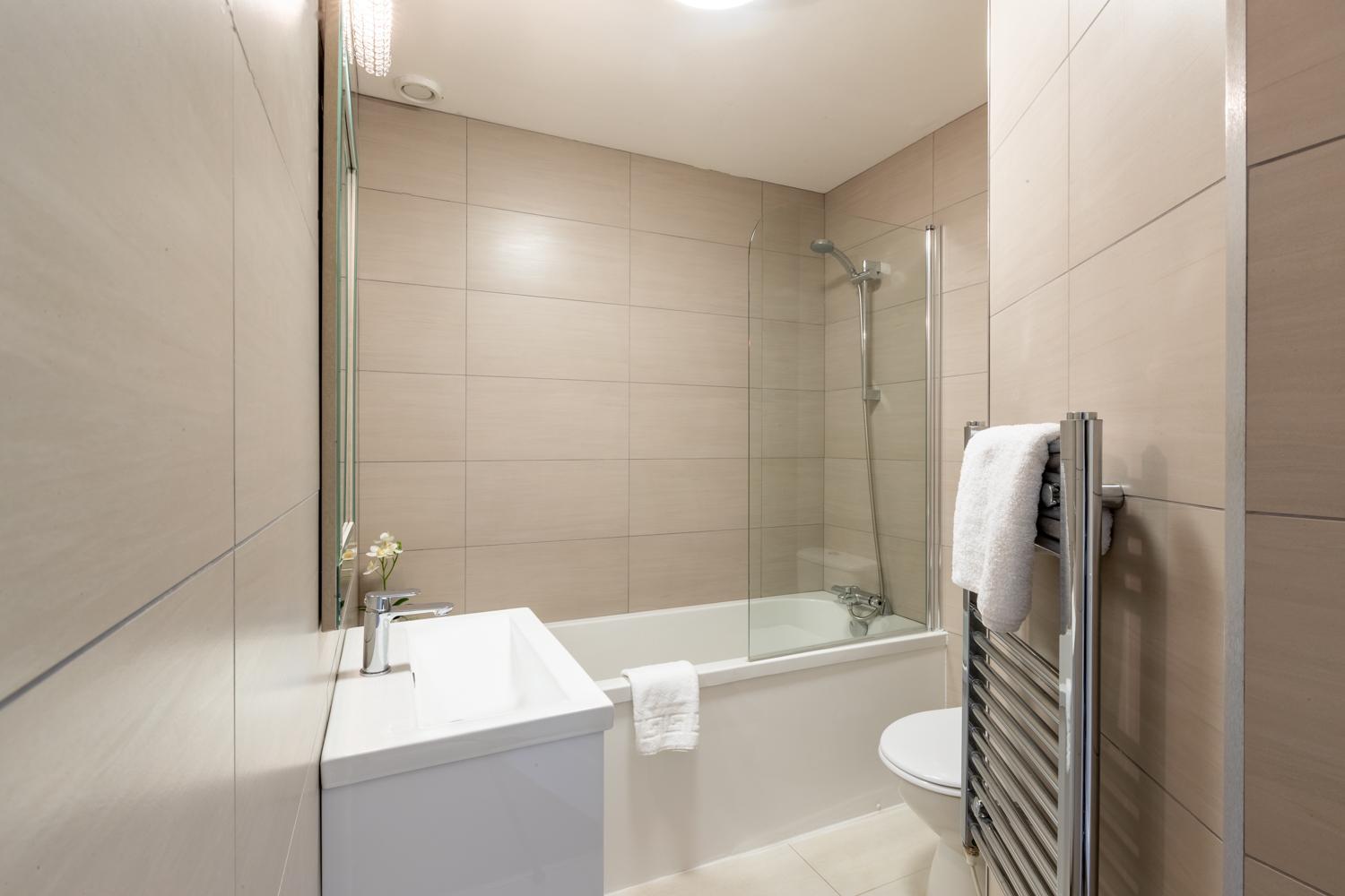 Small Double Room with Hot Tub - Photo 5