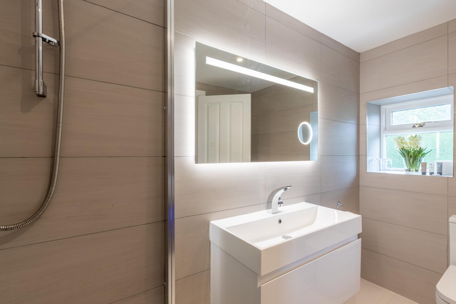 Windermere Suite with Hot Tub - Photo 8