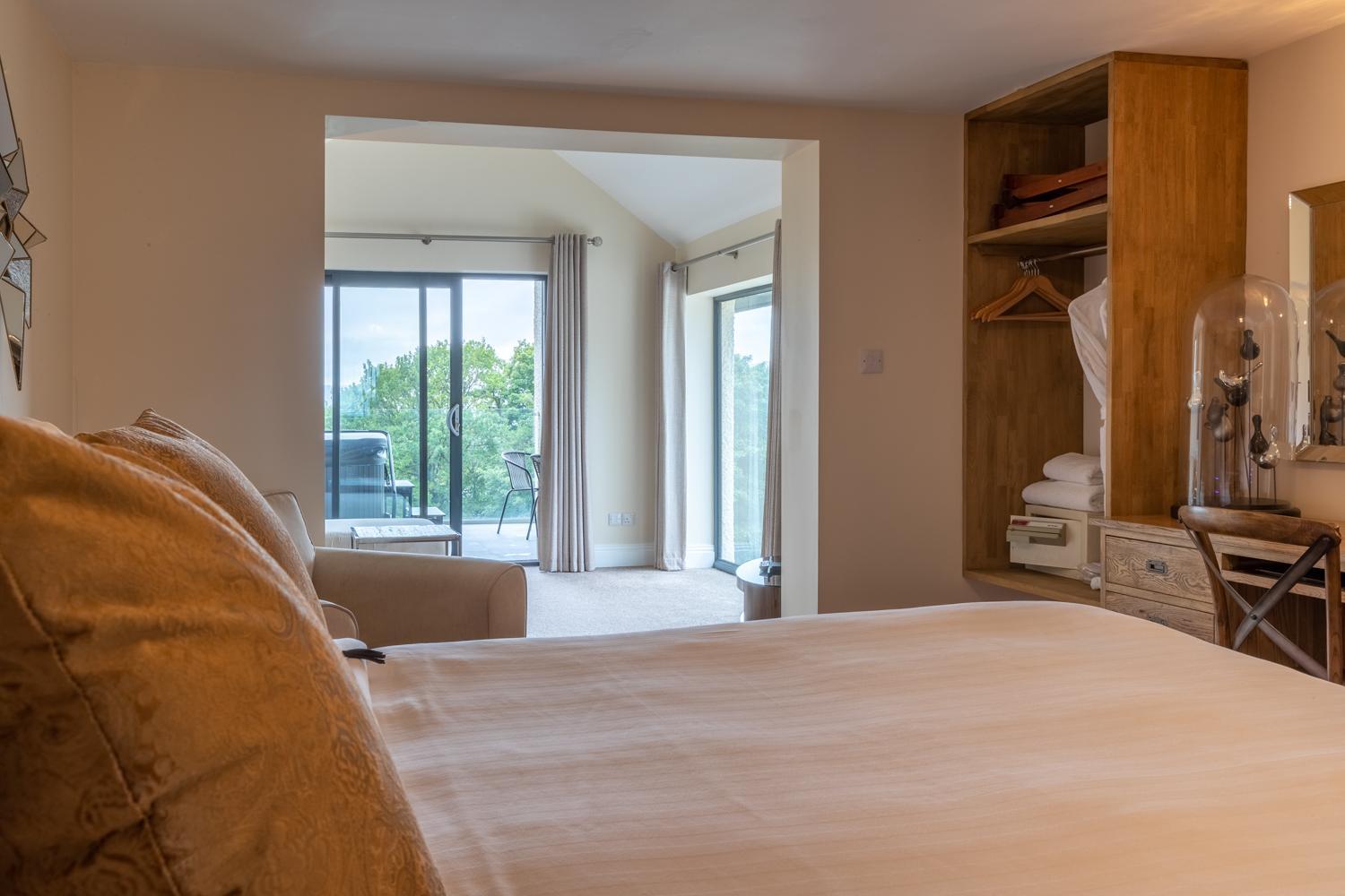 Windermere Suite with Hot Tub - Photo 3
