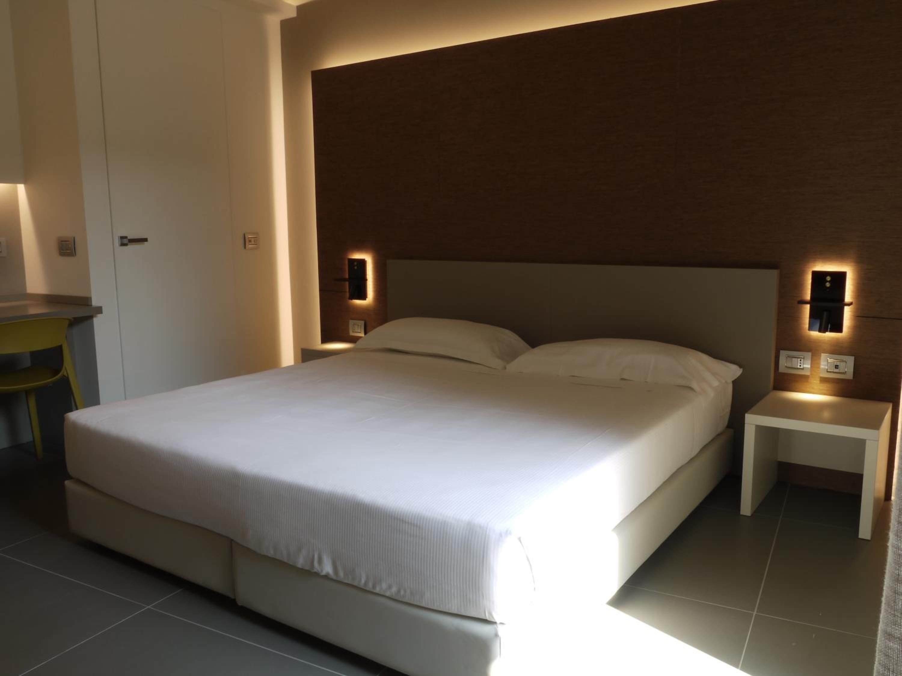 Triple Room with Balcony - Photo 17