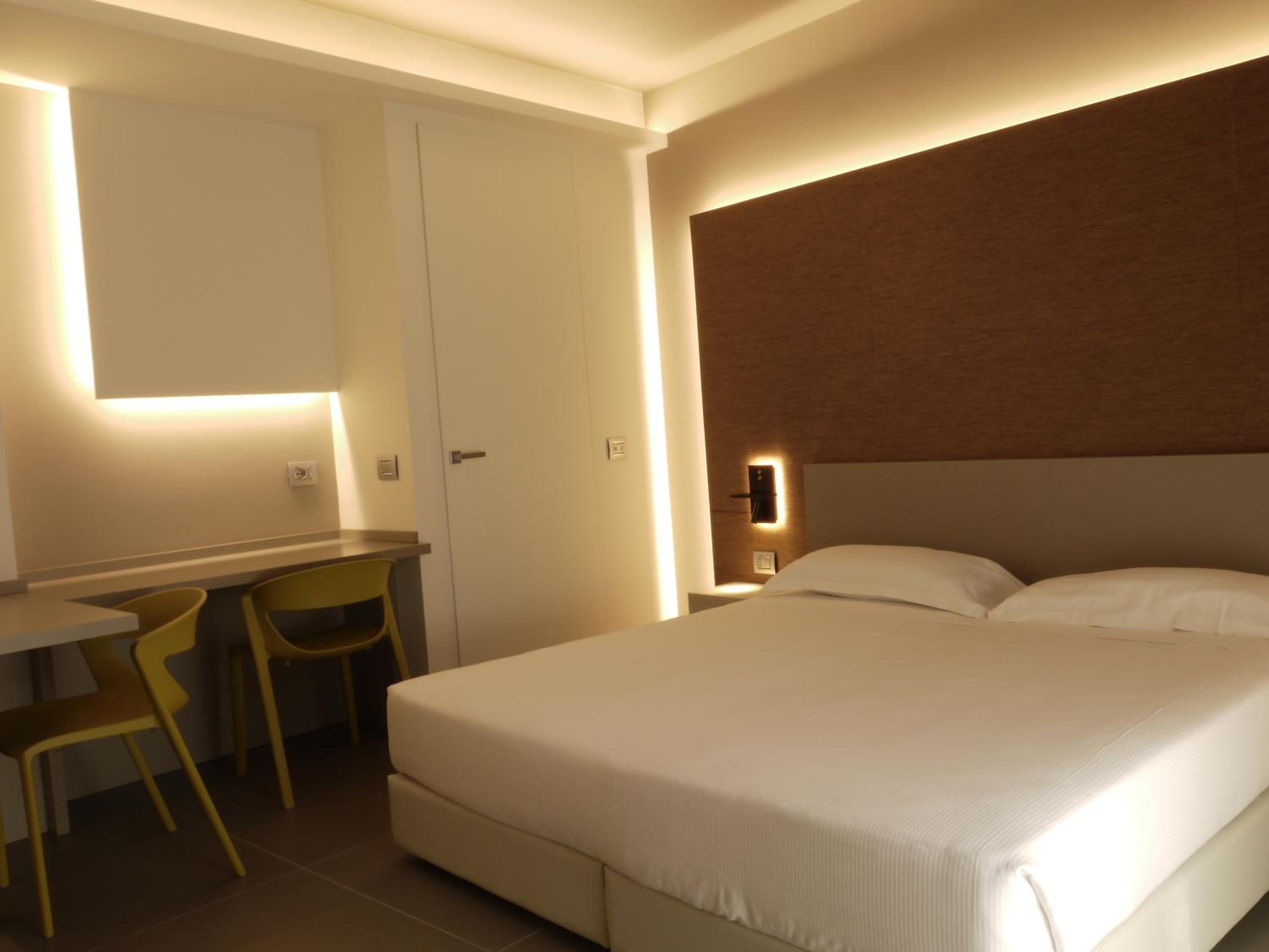 Triple Room with Balcony - Photo 16