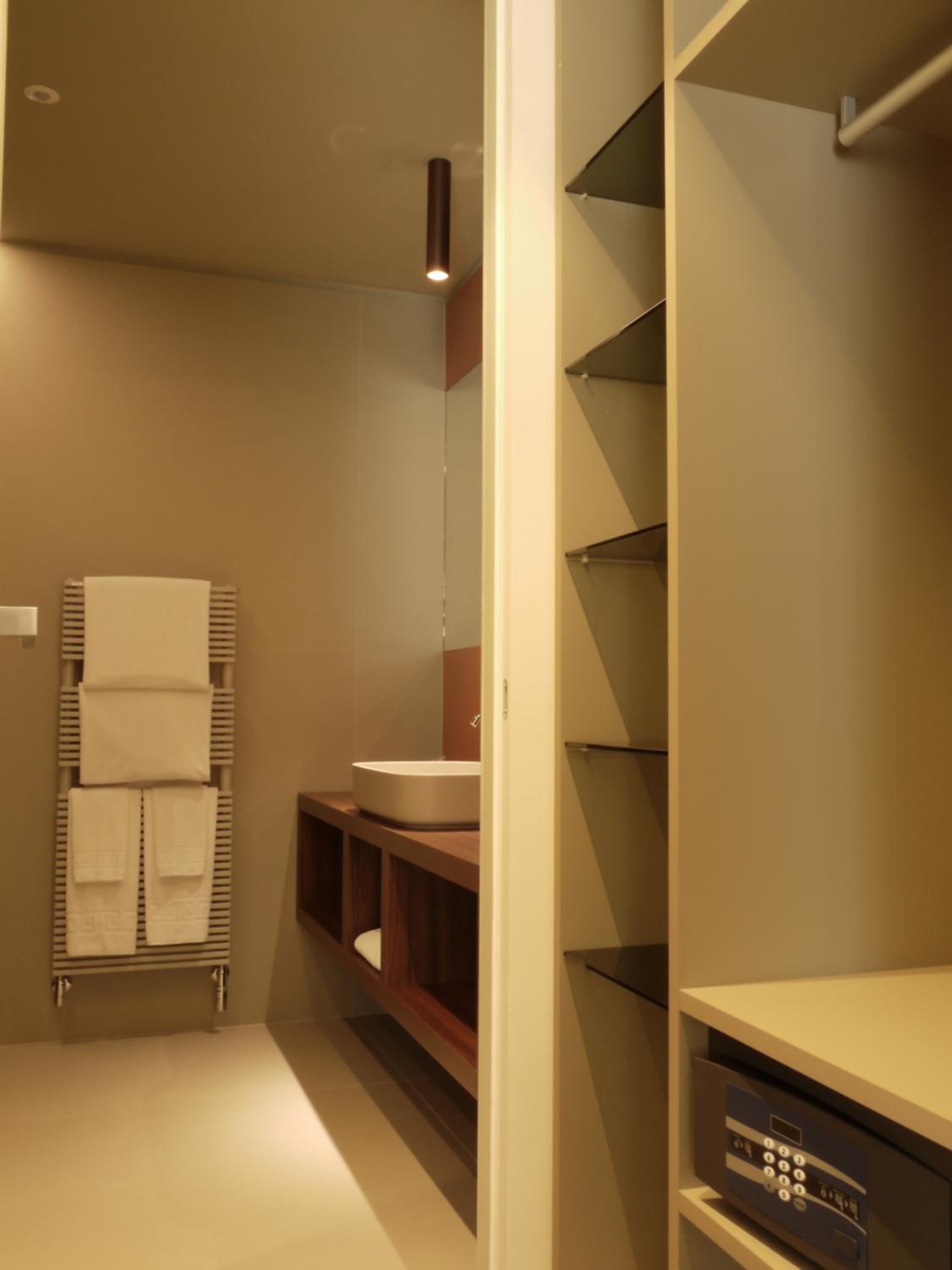 Triple Room with Balcony - Photo 20