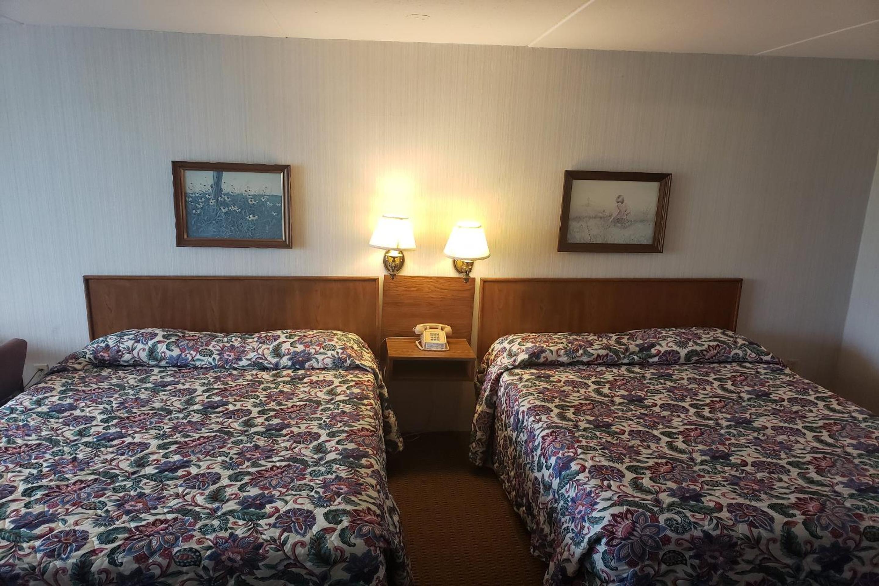 2 Queen Bed Smoking photo 3