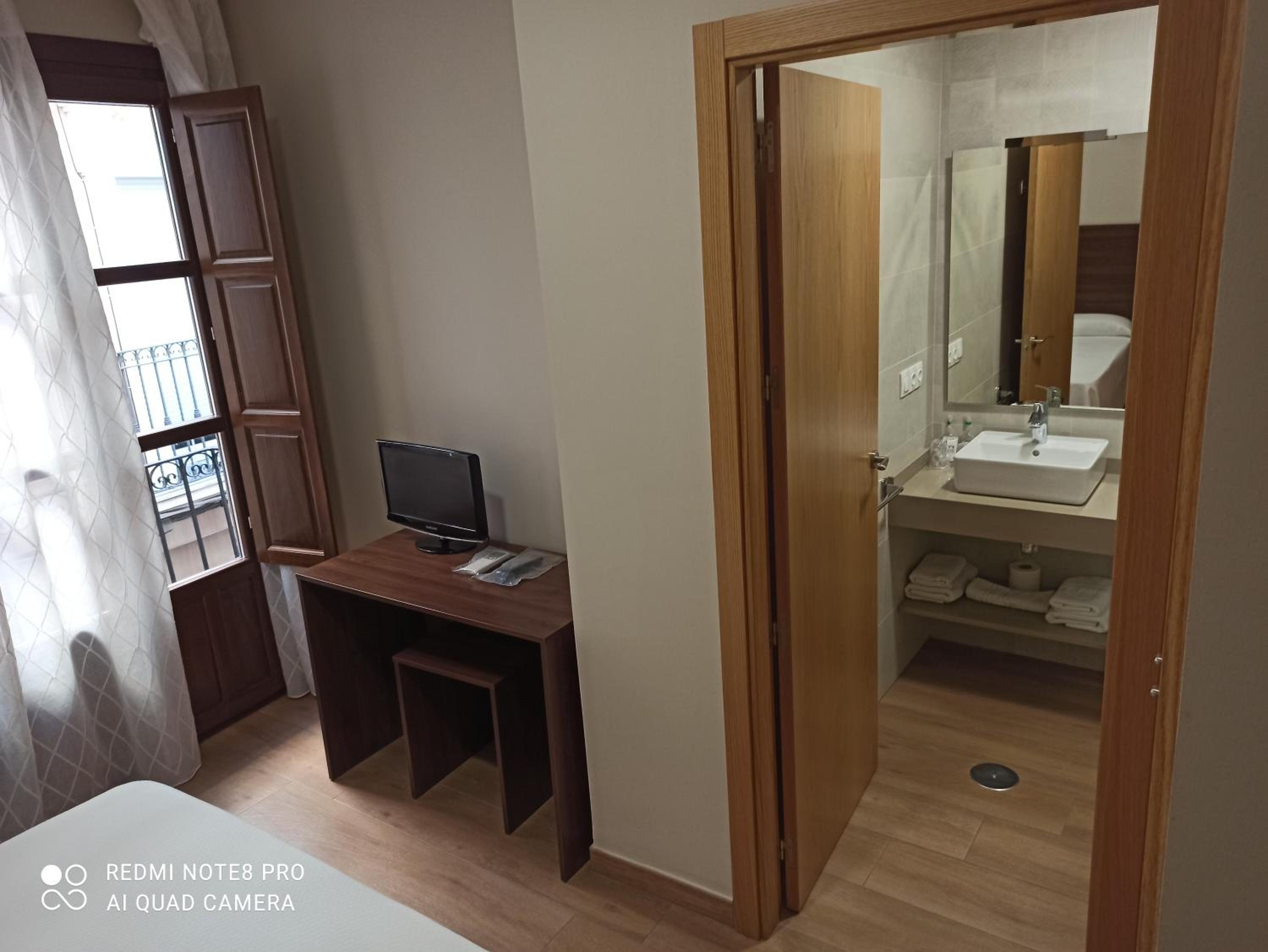Double or Twin Room - Photo 4