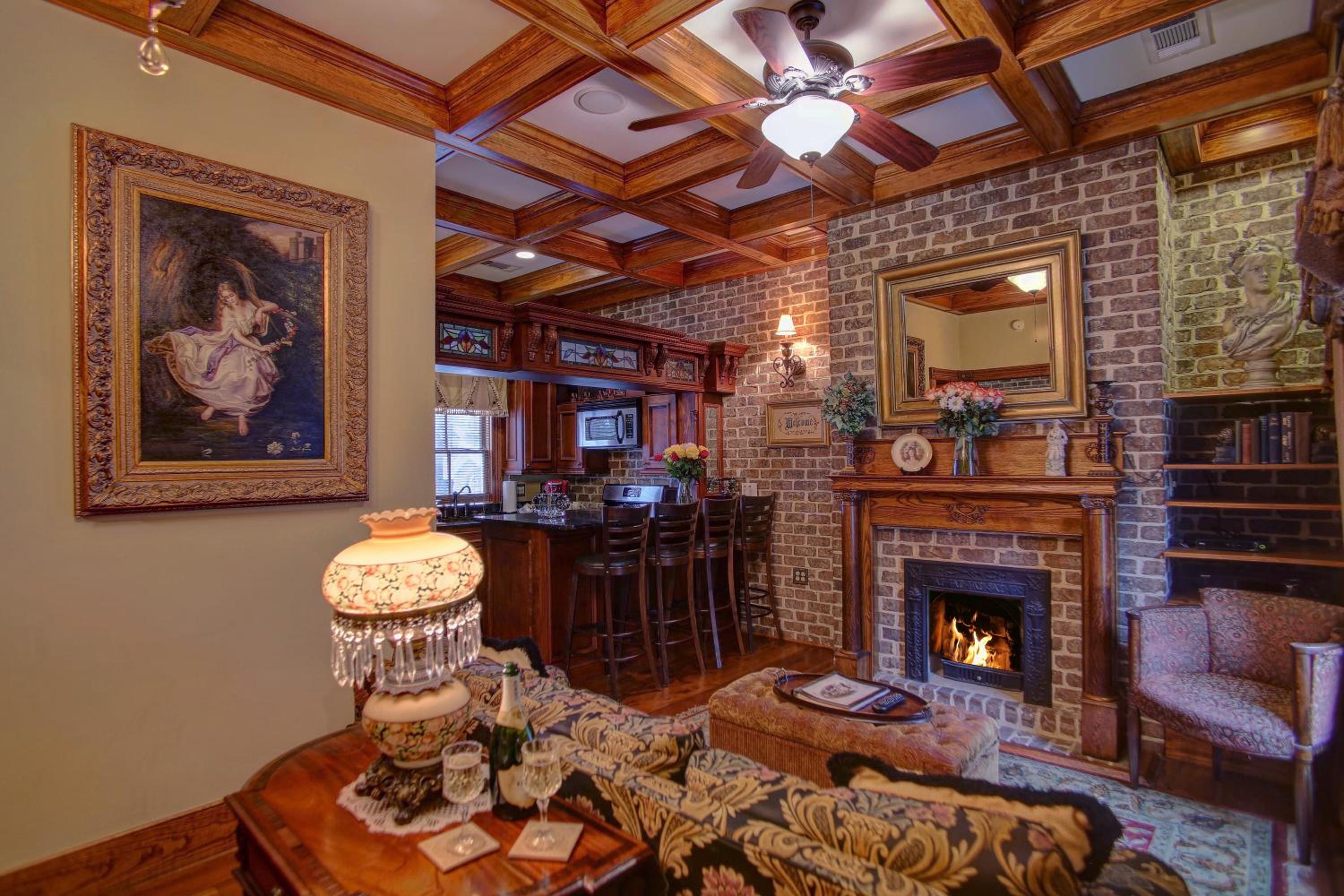 Carriage House Queen Room 6