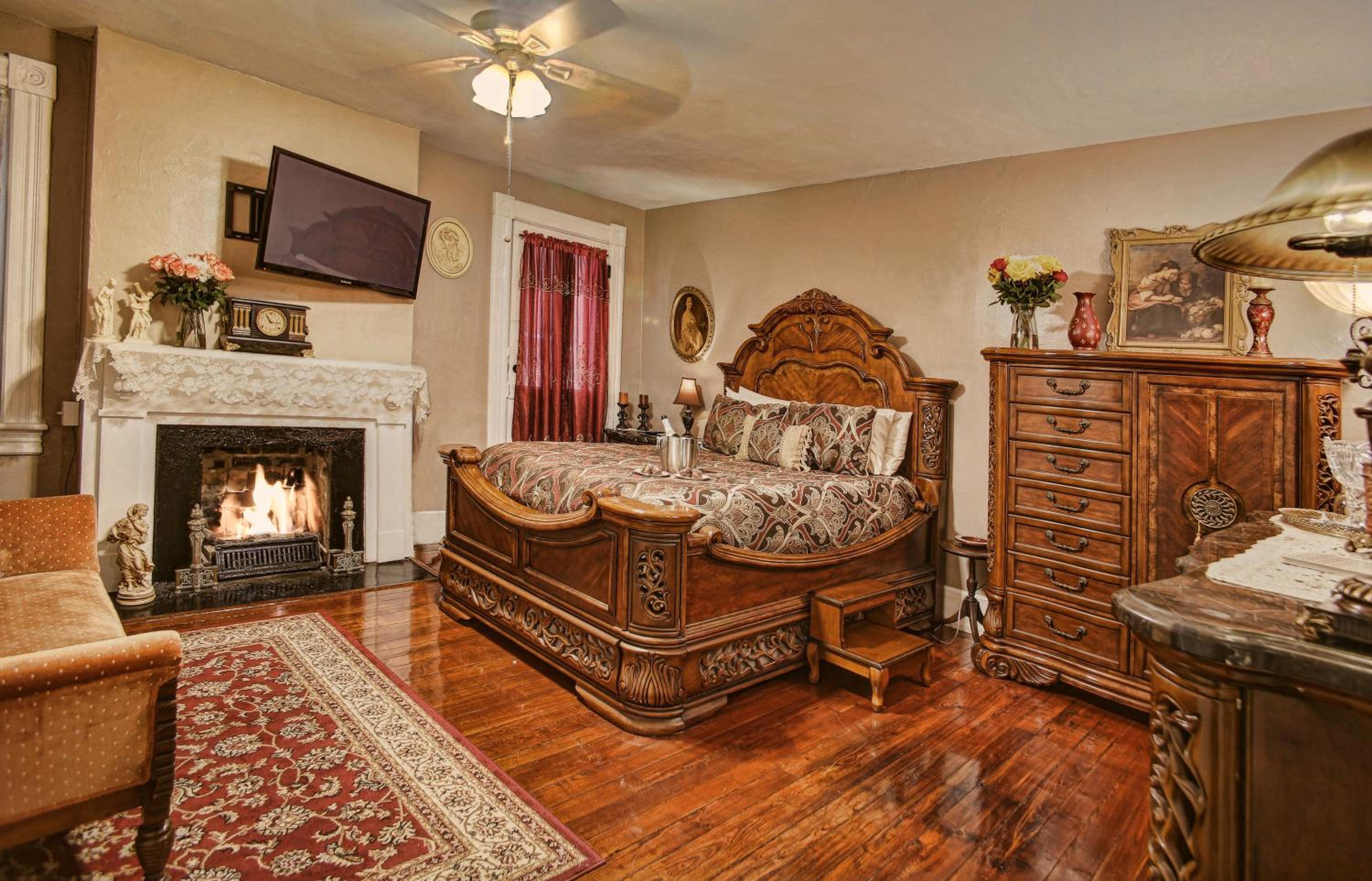 Drayton Queen Room 4