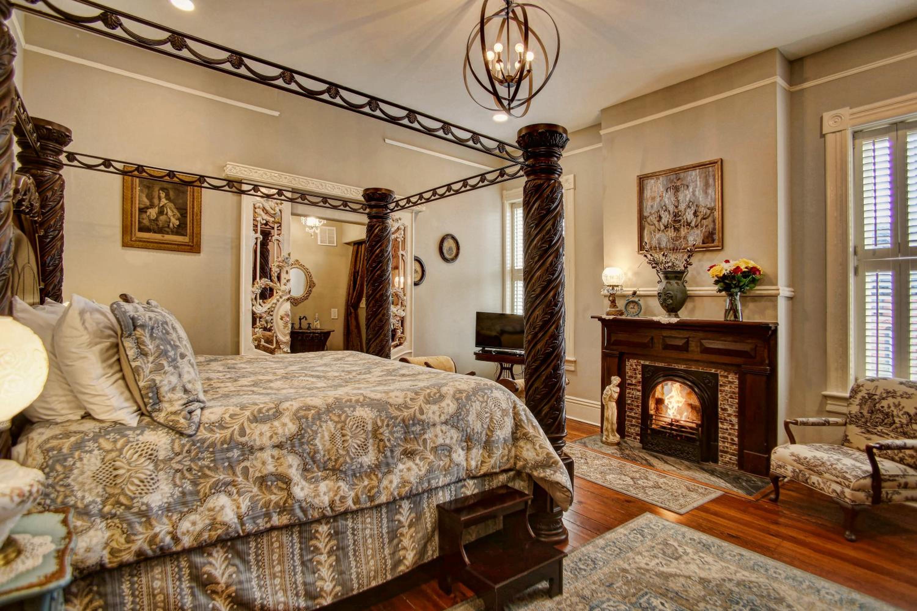 Deluxe Queen Suite