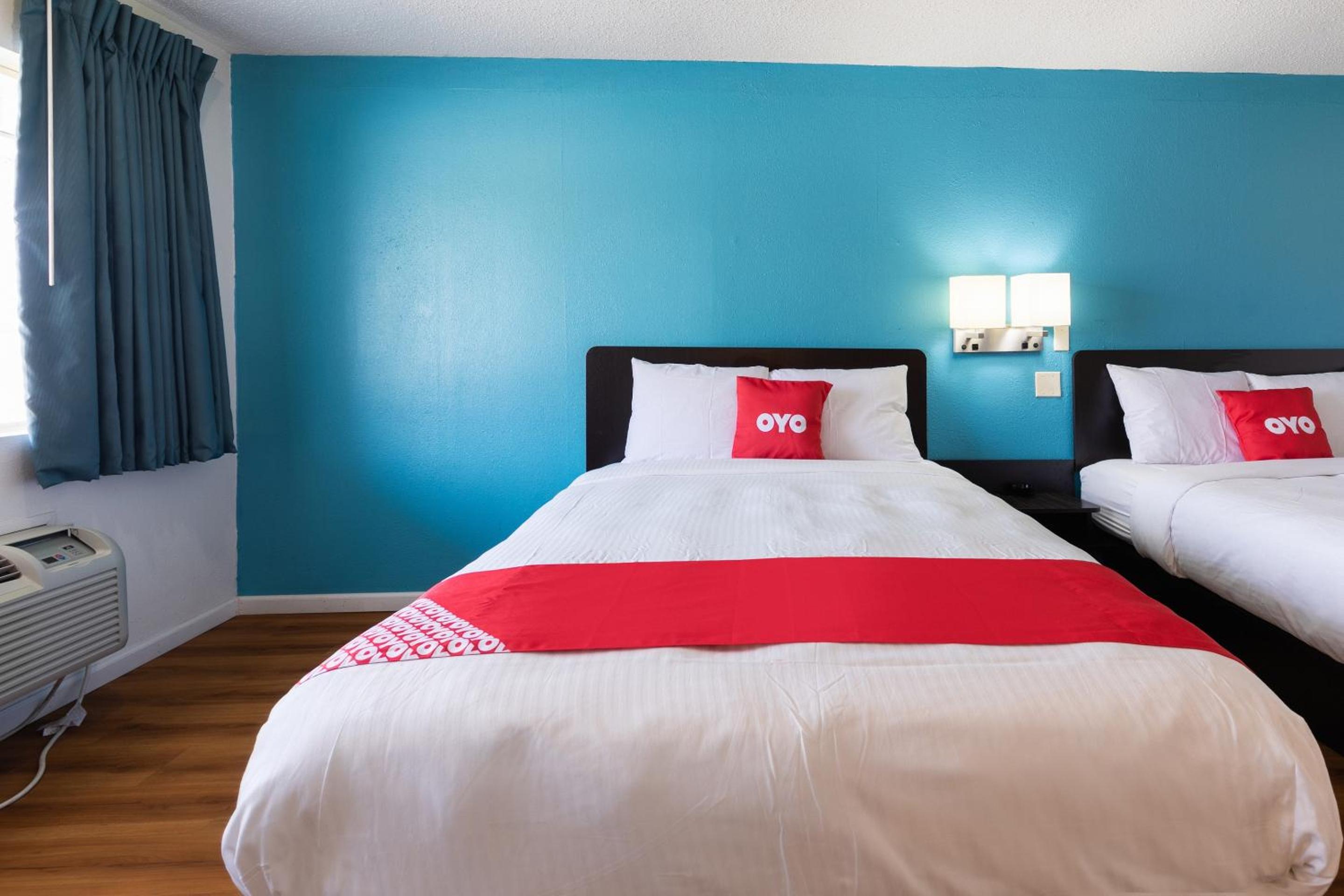 Queen Room with Two Queen Beds - Photo 10