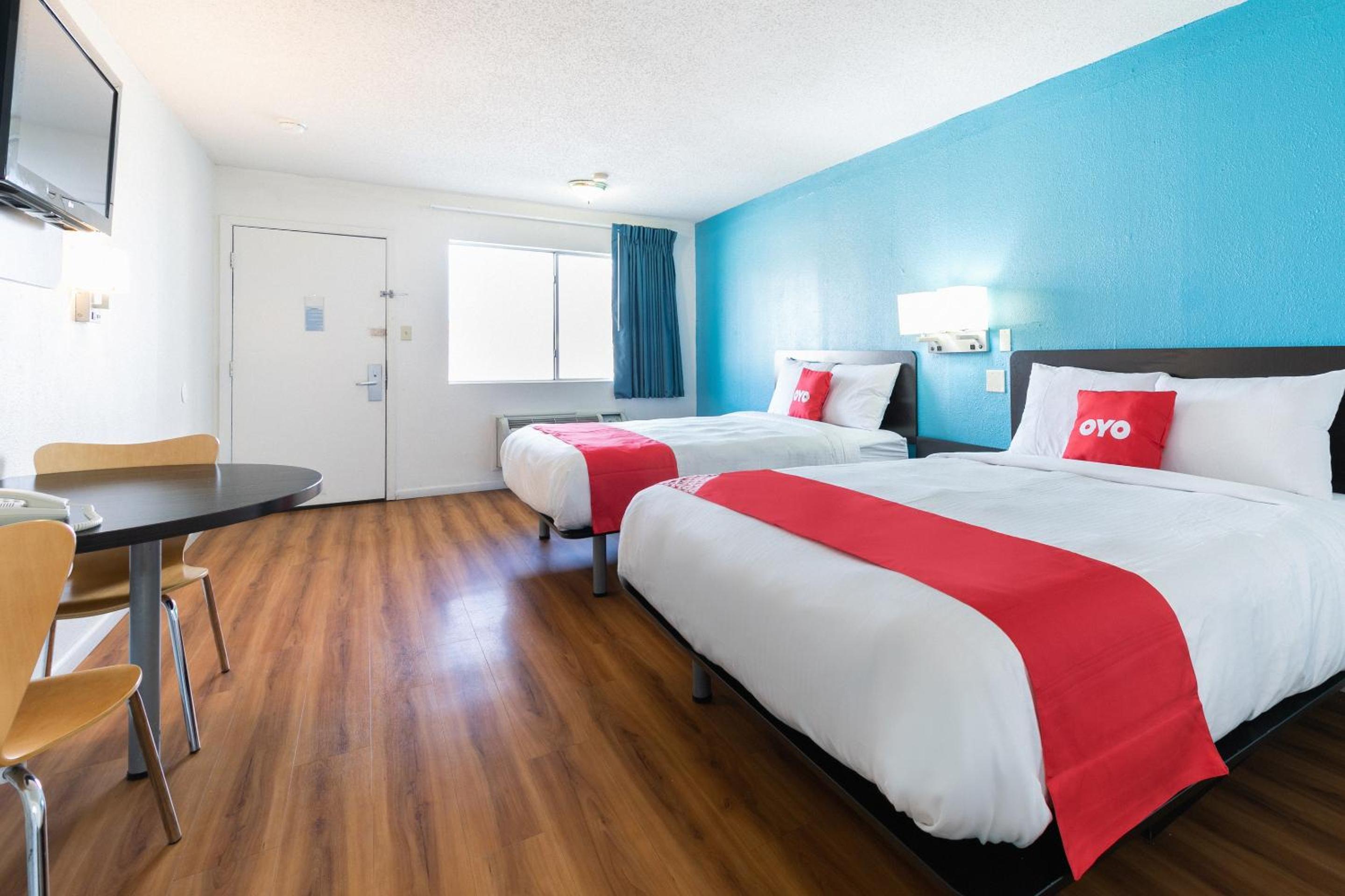 Queen Room with Two Queen Beds - Photo 2