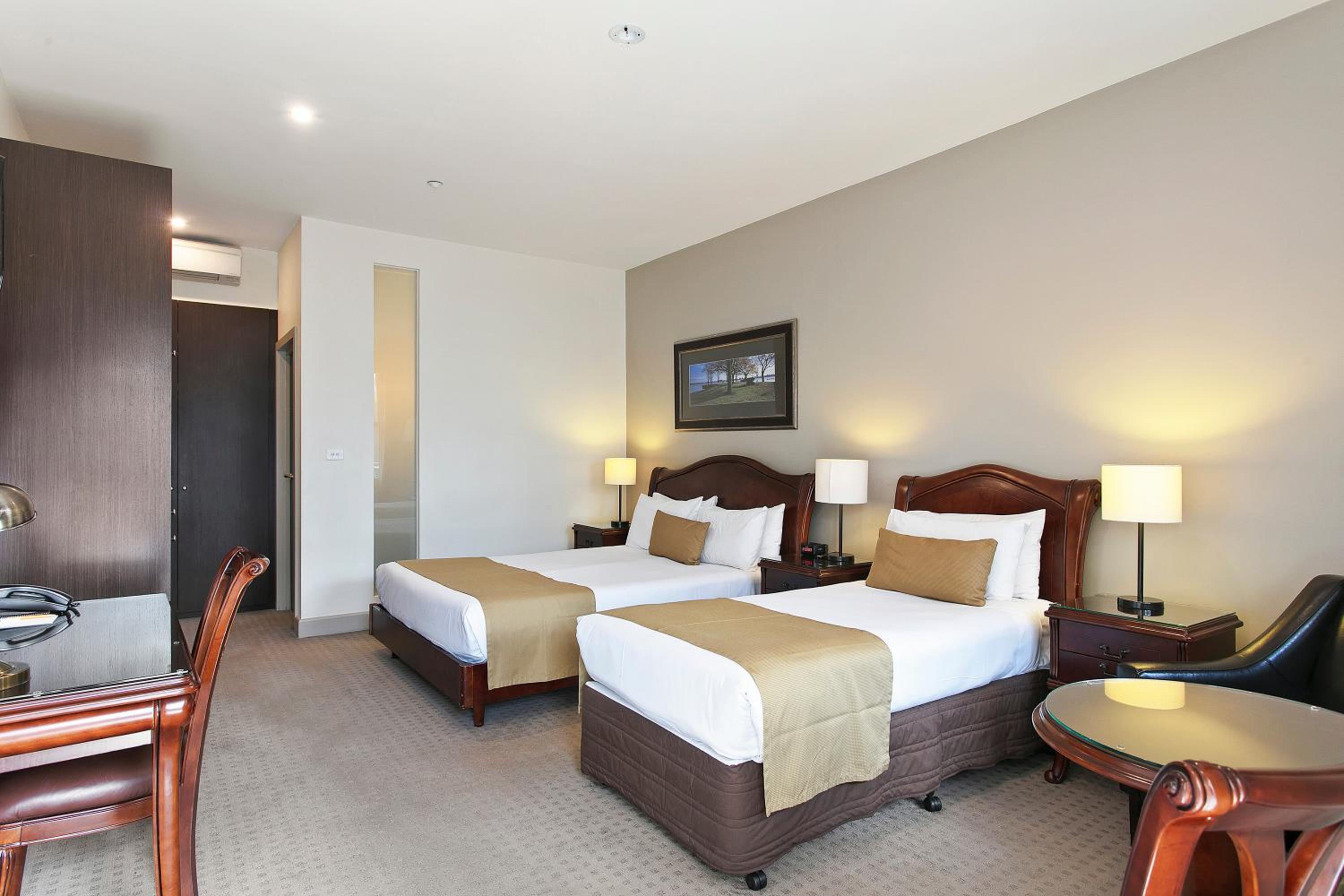 Queen Room with One Queen and One Single Bed - Non-Smoking photo 2